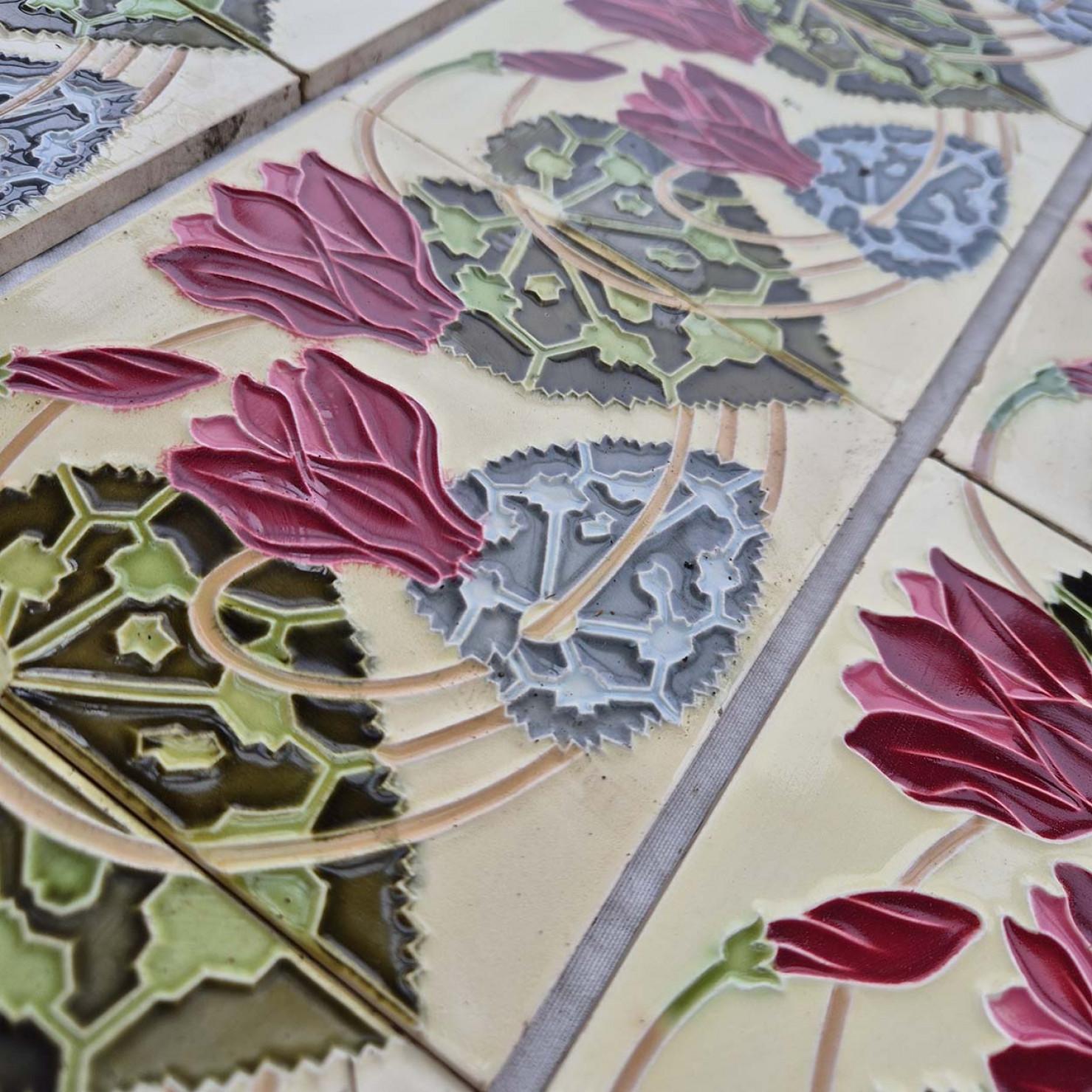1 delle 63 piastrelle in rilievo Art Nouveau smaltate di Gilliot, circa 1920 in vendita 1