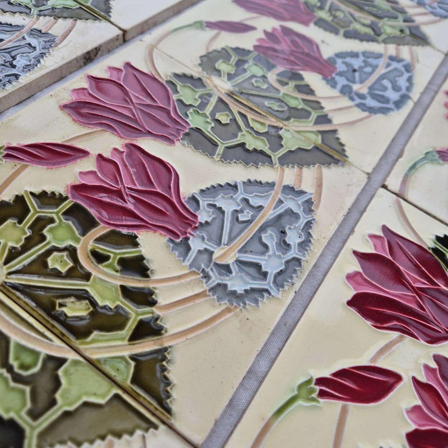 Ceramica 1 delle 63 piastrelle in rilievo Art Nouveau smaltate di Gilliot, circa 1920 in vendita