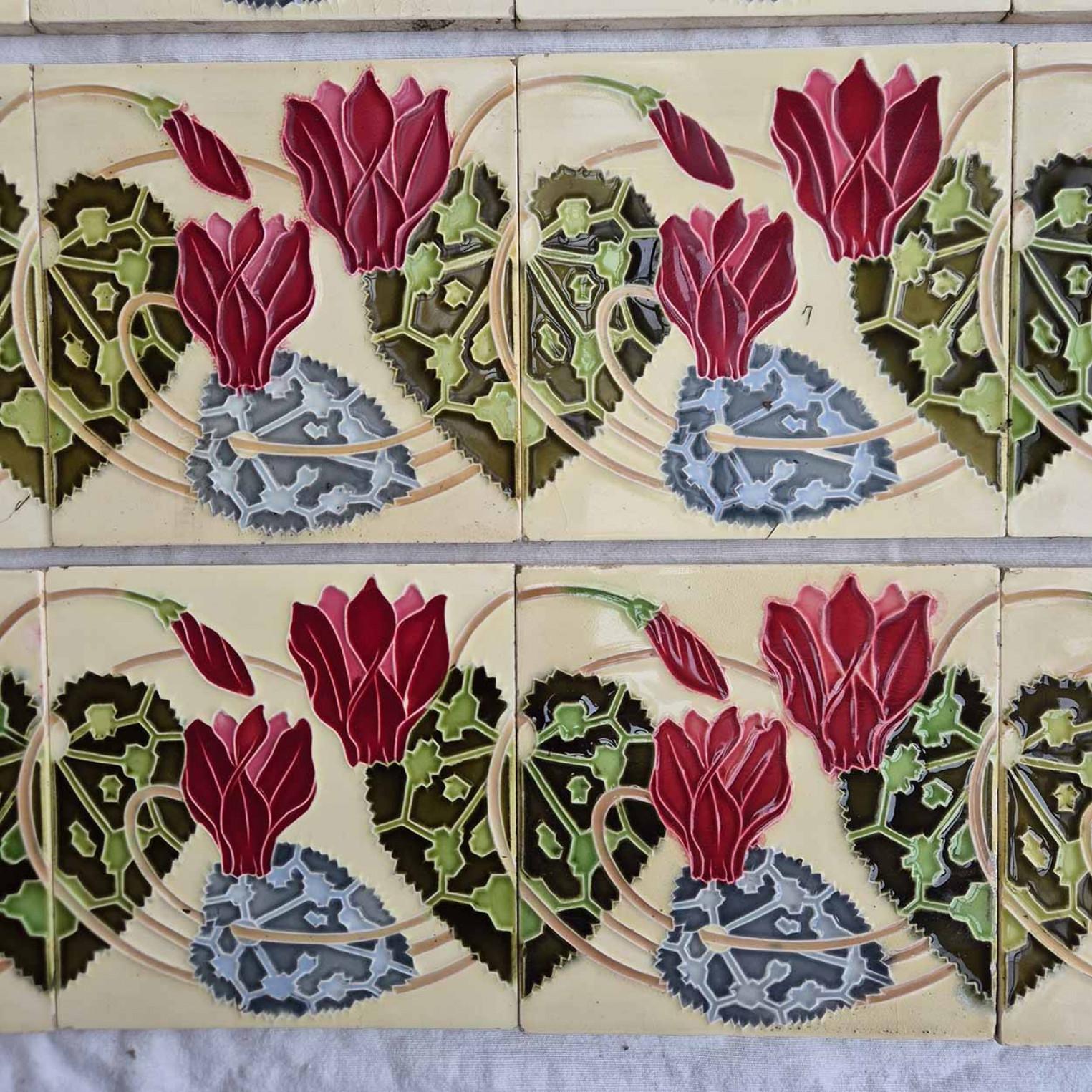 1 delle 63 piastrelle in rilievo Art Nouveau smaltate di Gilliot, circa 1920 in vendita 2