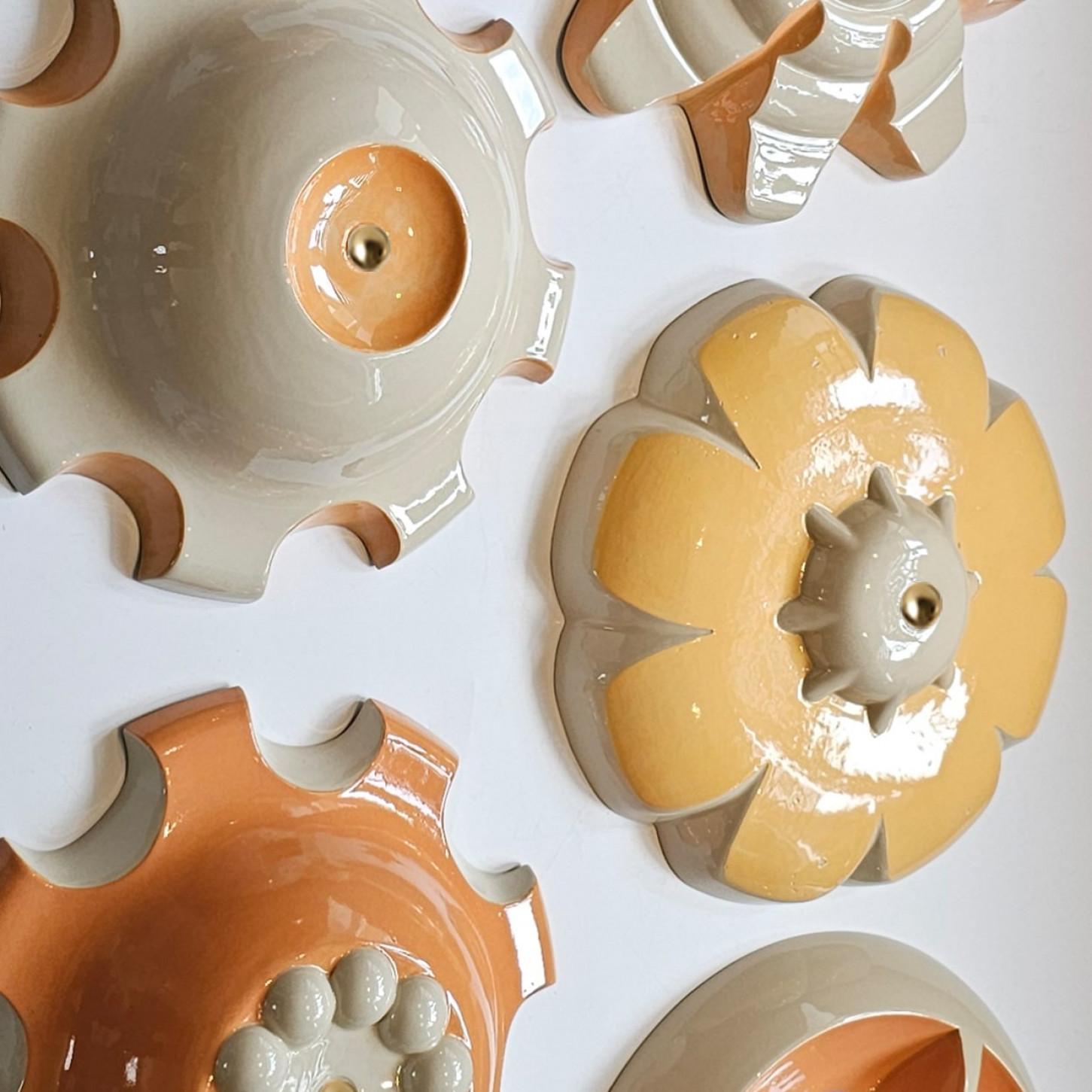 1 of the 7 Colored Ceramic Lamps, Rosettes by Jeanine Keizer, 1990 For Sale 3