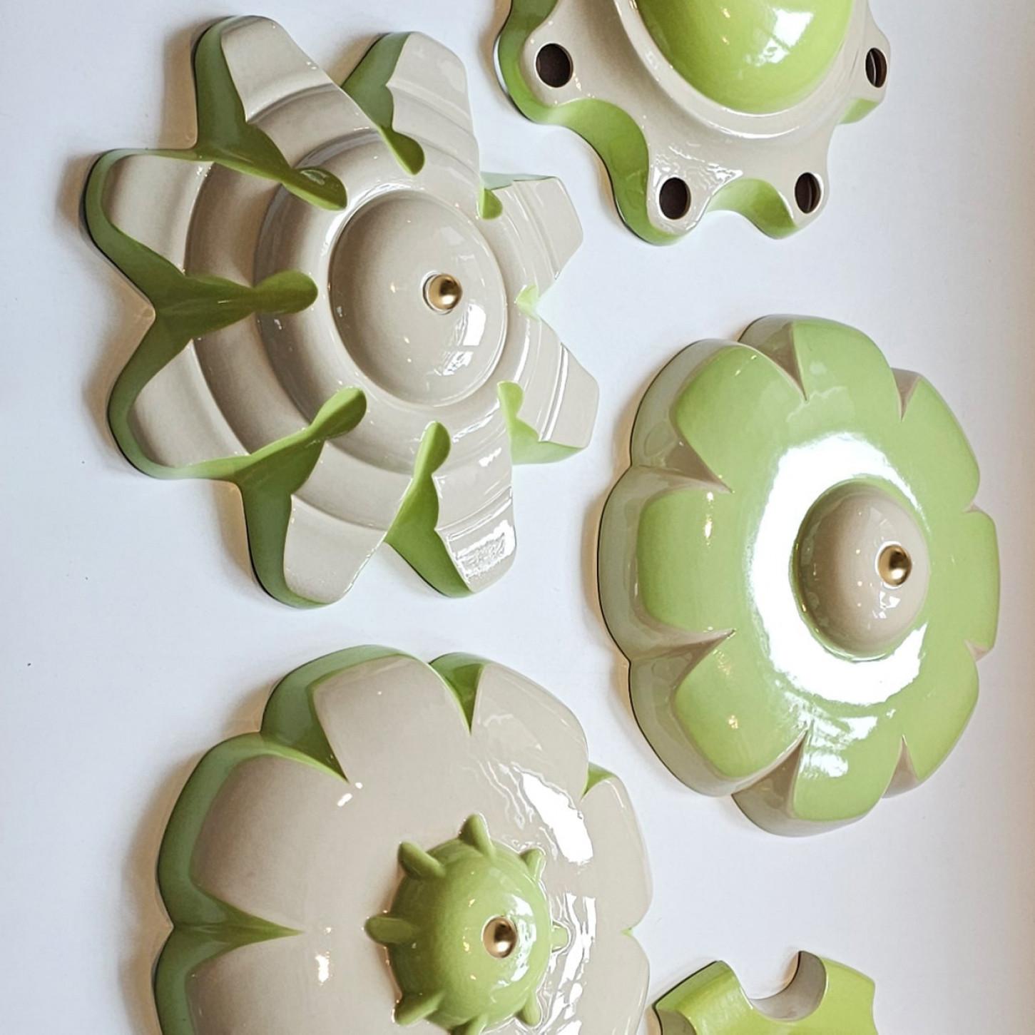 Néerlandais 1 des 7 lampes en céramique verte, Rosettes de Jeanine Keizer, 1990 en vente