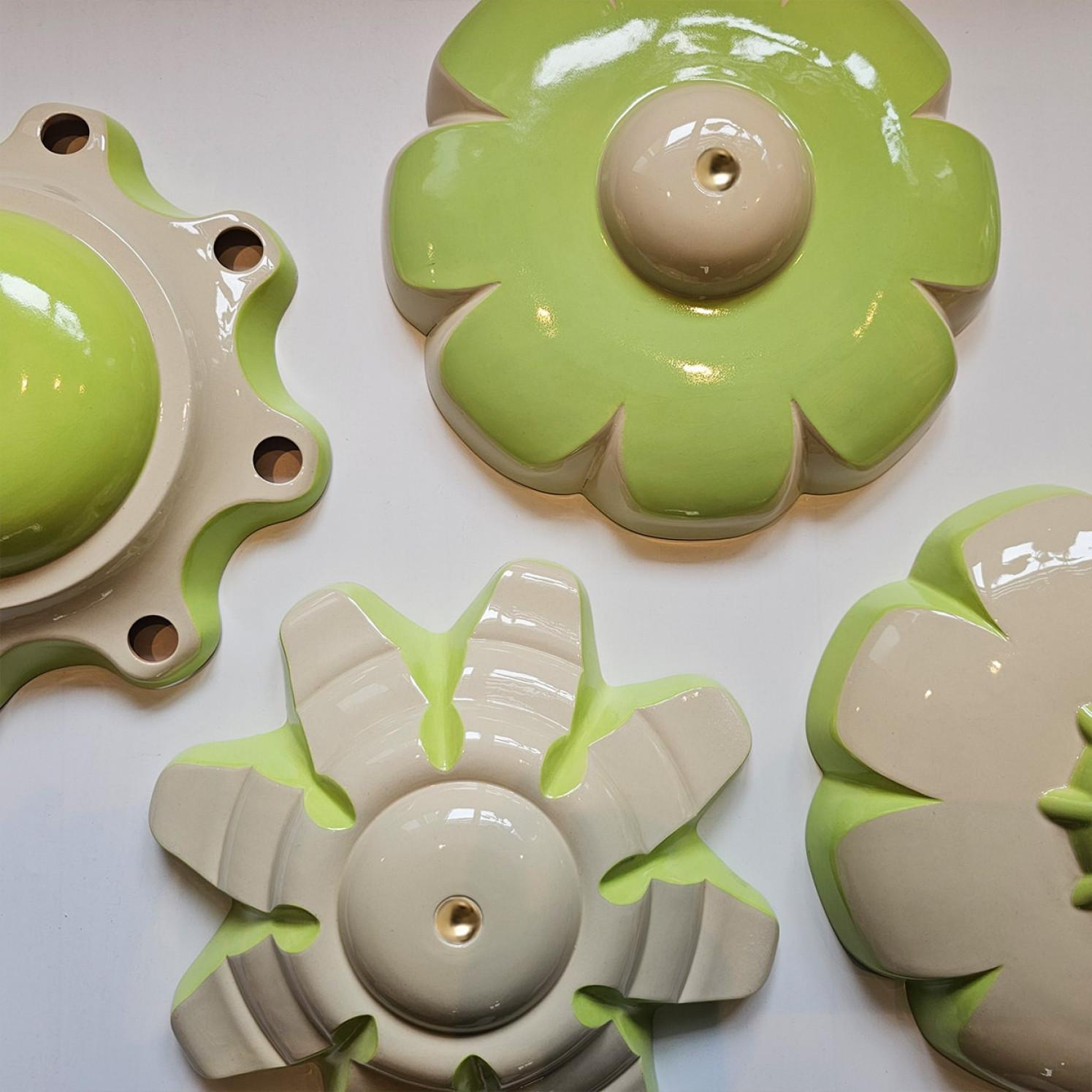 1 des 7 lampes en céramique verte, Rosettes de Jeanine Keizer, 1990 en vente 1