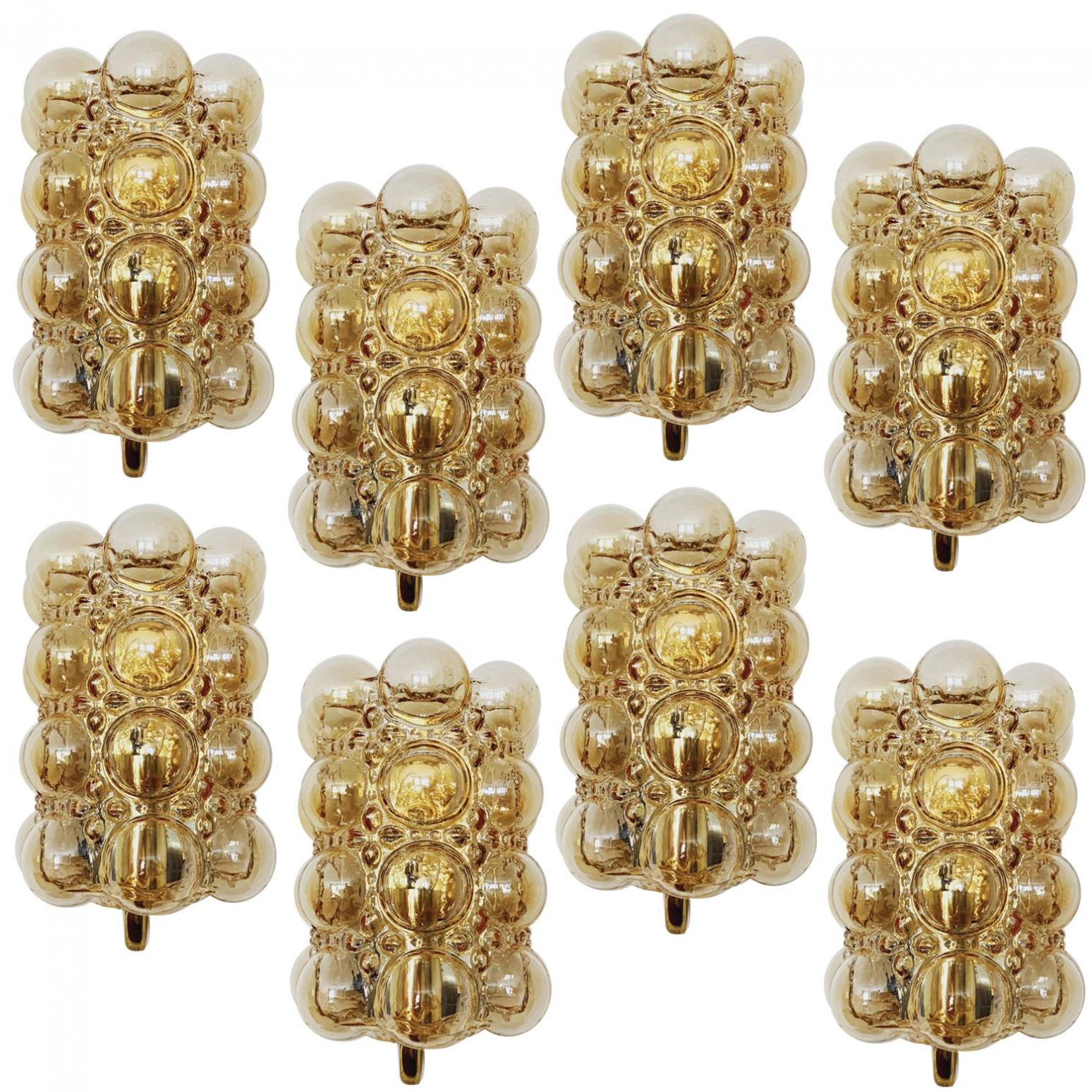 1 des 3 paires de magnifiques appliques en verre bullé conçues par Helena Tynell pour Glashütte Limburg. Un classique du design, le verre soufflé à la main de couleur ambre ou tonique donne une lueur merveilleuse et chaleureuse.xa0

De grande