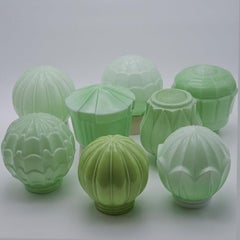 1 delle 8 luci Thabur colorate in verde pastello, vetro pressato in bachelite, 1930