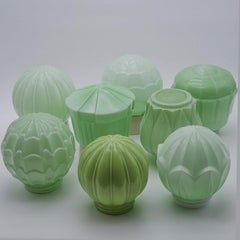 1 de las 8 lámparas Thabur de color verde pastel, cristal prensado de baquelita, 1930