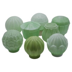 1 des 8 lampes Thabur de couleur vert pastel, verre pressé en bakélite, 1930