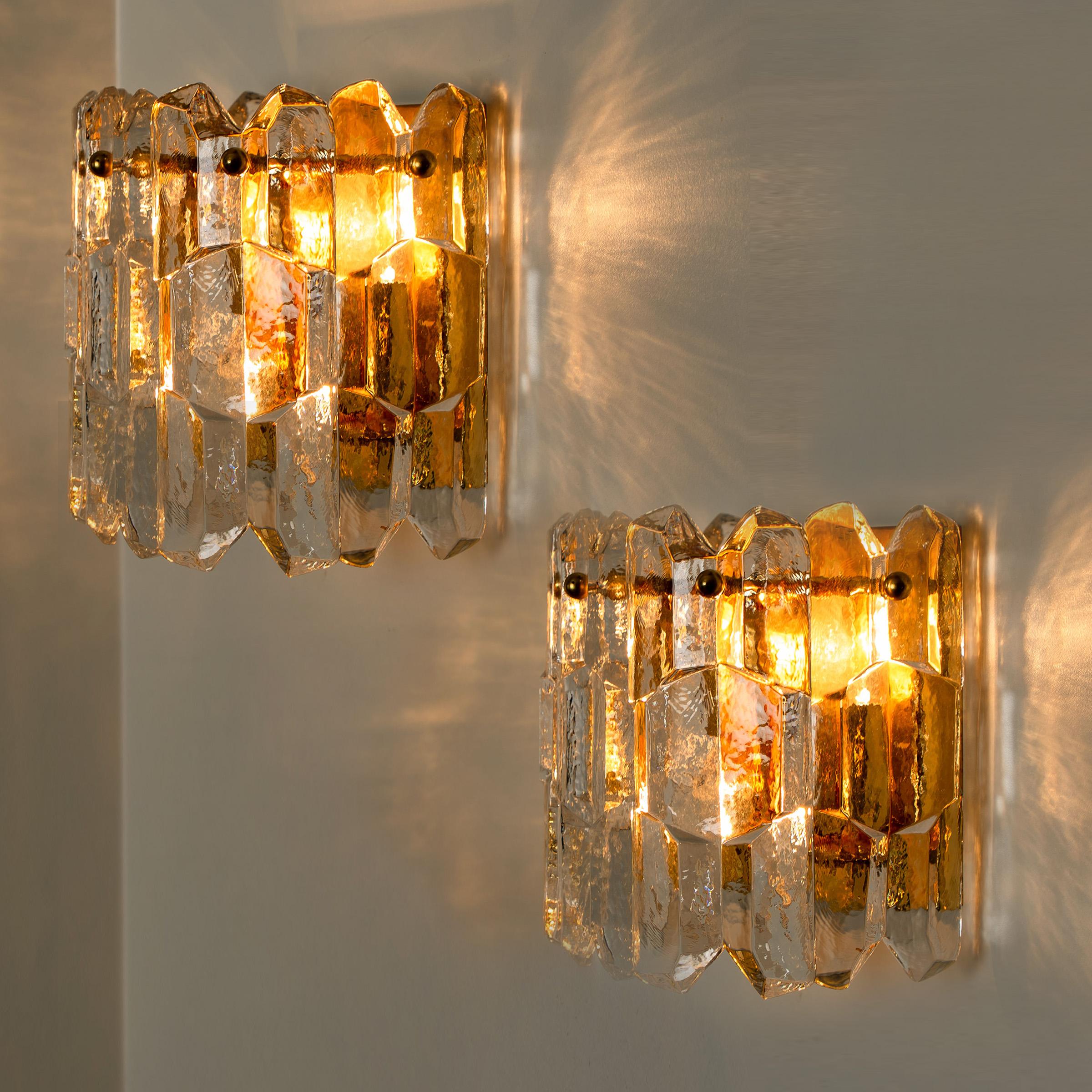 1 of the 8 J.T. Kalmar 'Palazzo' Wall Light Fixtures Gilt Brass and Glass In Good Condition For Sale In Rijssen, NL