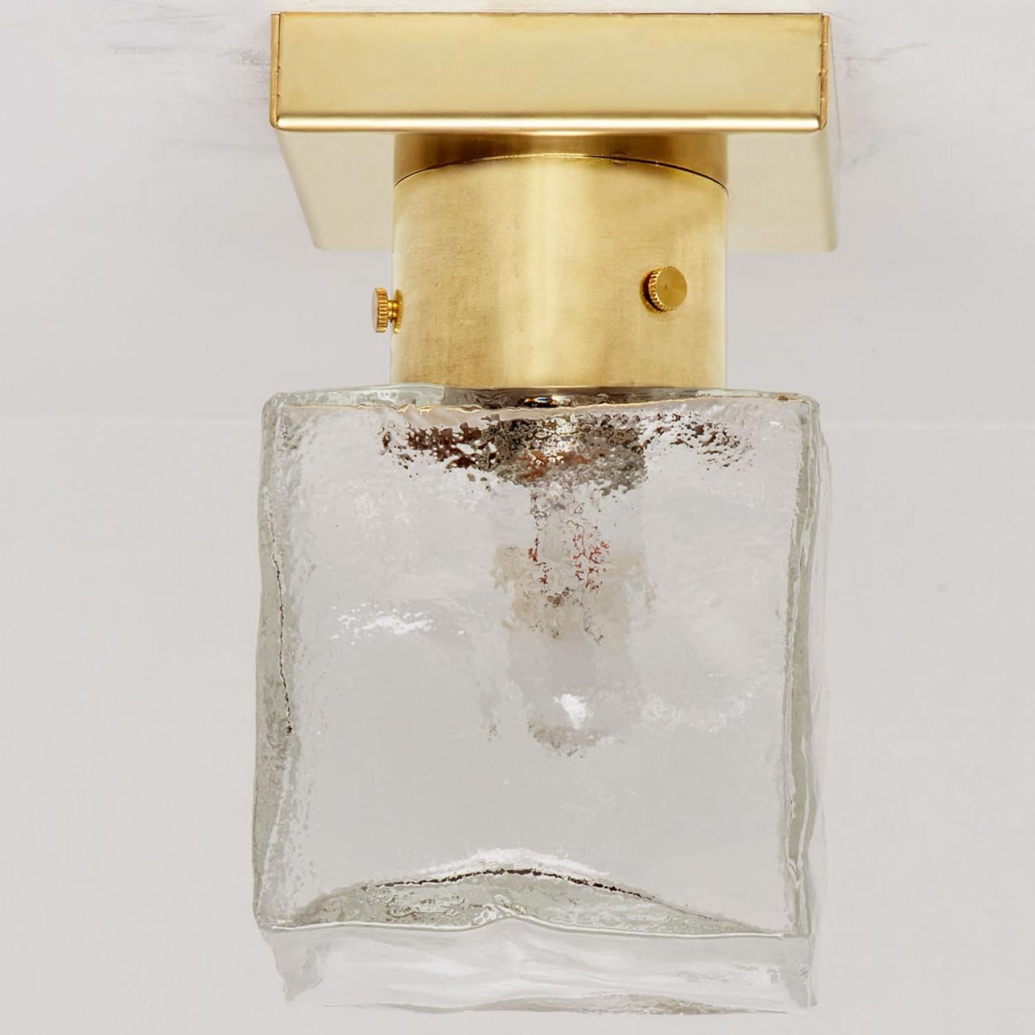 1 der 8 quadratischen Leuchten aus Glas und Messing von J.T. Kalmar, Österreich im Angebot 4