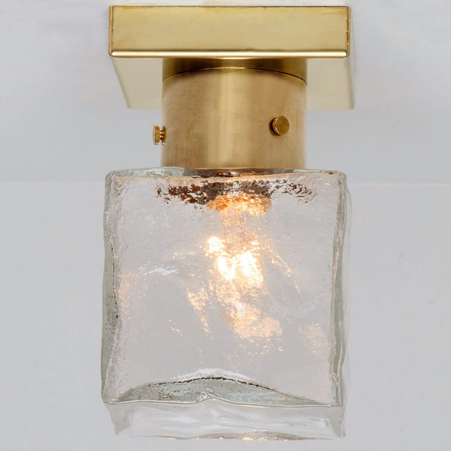 1 der 8 quadratischen Leuchten aus Glas und Messing von J.T. Kalmar, Österreich (Sonstiges) im Angebot
