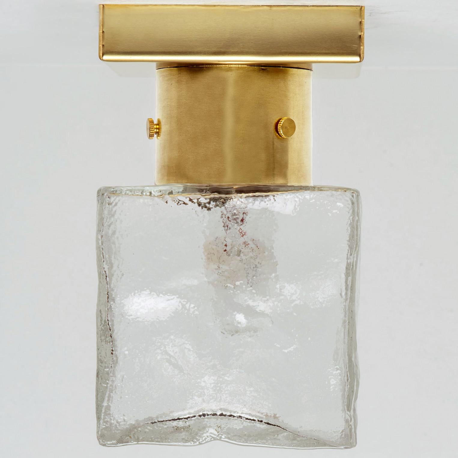 1 der 8 quadratischen Leuchten aus Glas und Messing von J.T. Kalmar, Österreich im Zustand „Gut“ im Angebot in Rijssen, NL