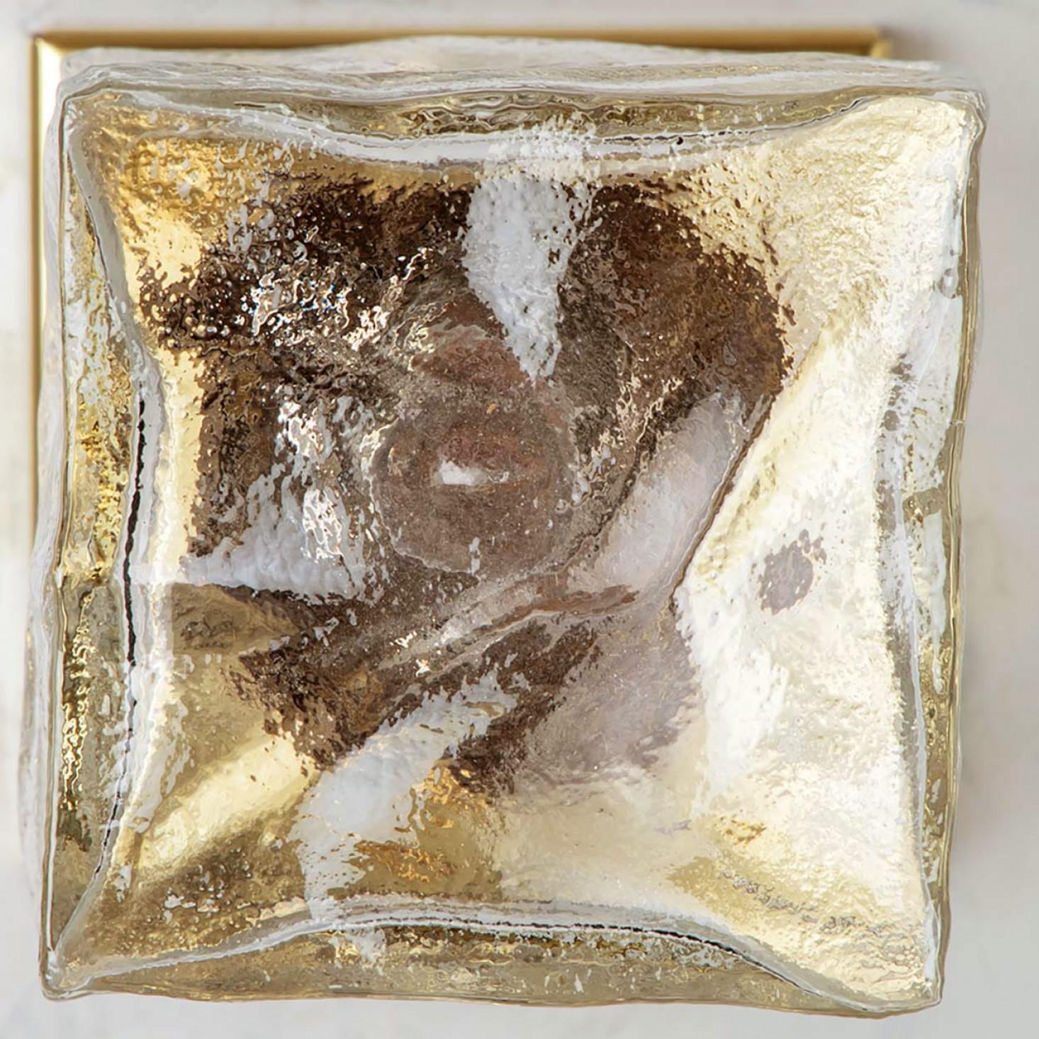 XX secolo 1 degli 8 apparecchi di illuminazione quadrati in vetro e ottone di J.T. Kalmar, Austria in vendita