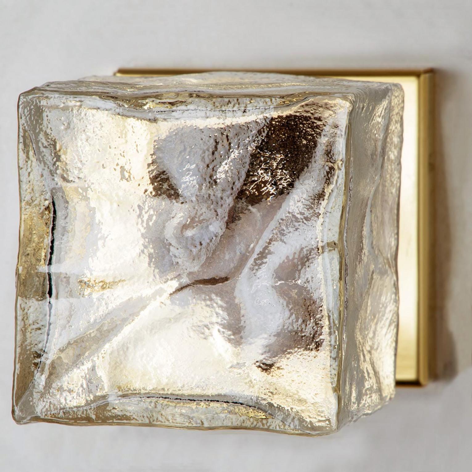 Ottone 1 degli 8 apparecchi di illuminazione quadrati in vetro e ottone di J.T. Kalmar, Austria in vendita