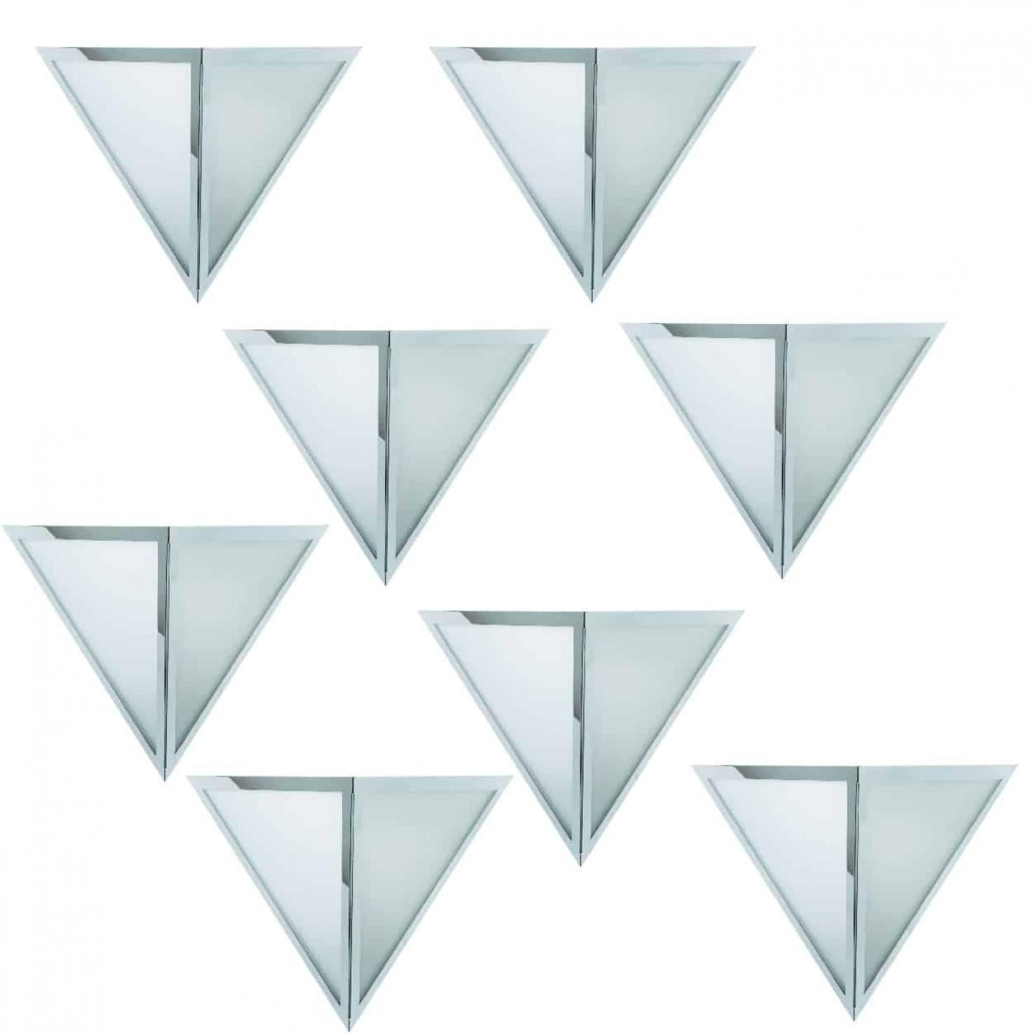 Appliques murales de forme triangulaire en verre opalin blanc avec détails chromés. Fabriqué par Glashütte Limburg en Allemagne dans les années 1970 (début des années 1970). Beau travail. Un design minimal, géométrique et aux formes