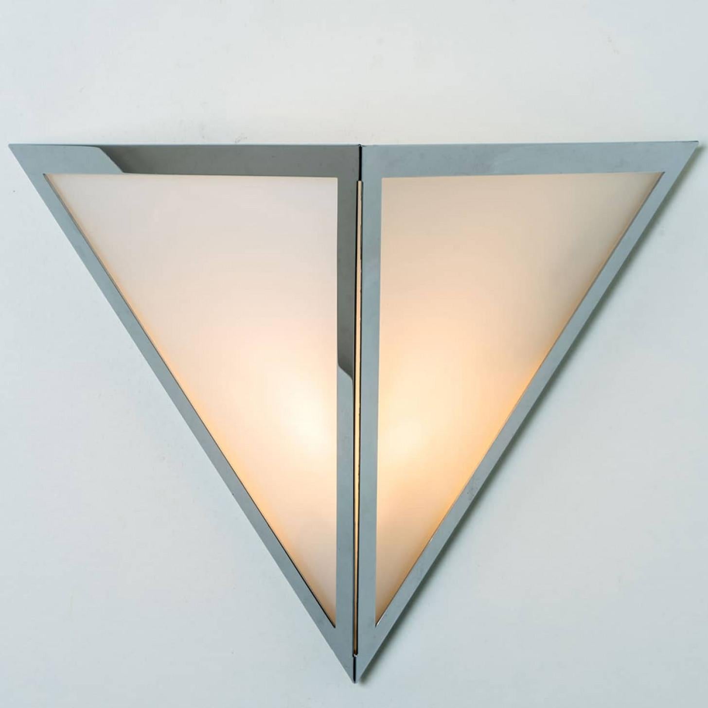 Mid-Century Modern 1 des 8 Appliques Triangle en verre blanc chromé de Glashütte Limburg, 1970 en vente