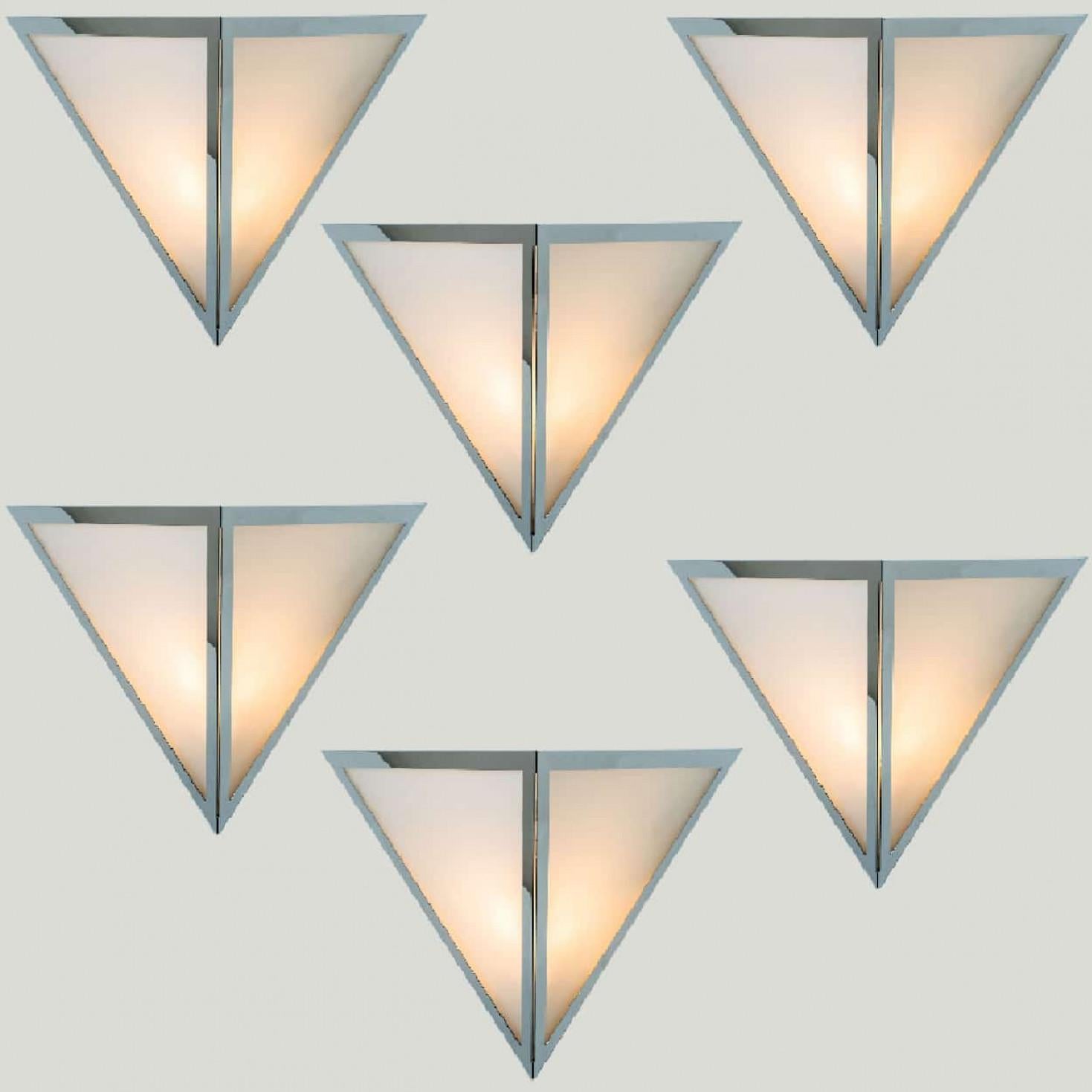 Allemand 1 des 8 Appliques Triangle en verre blanc chromé de Glashütte Limburg, 1970 en vente