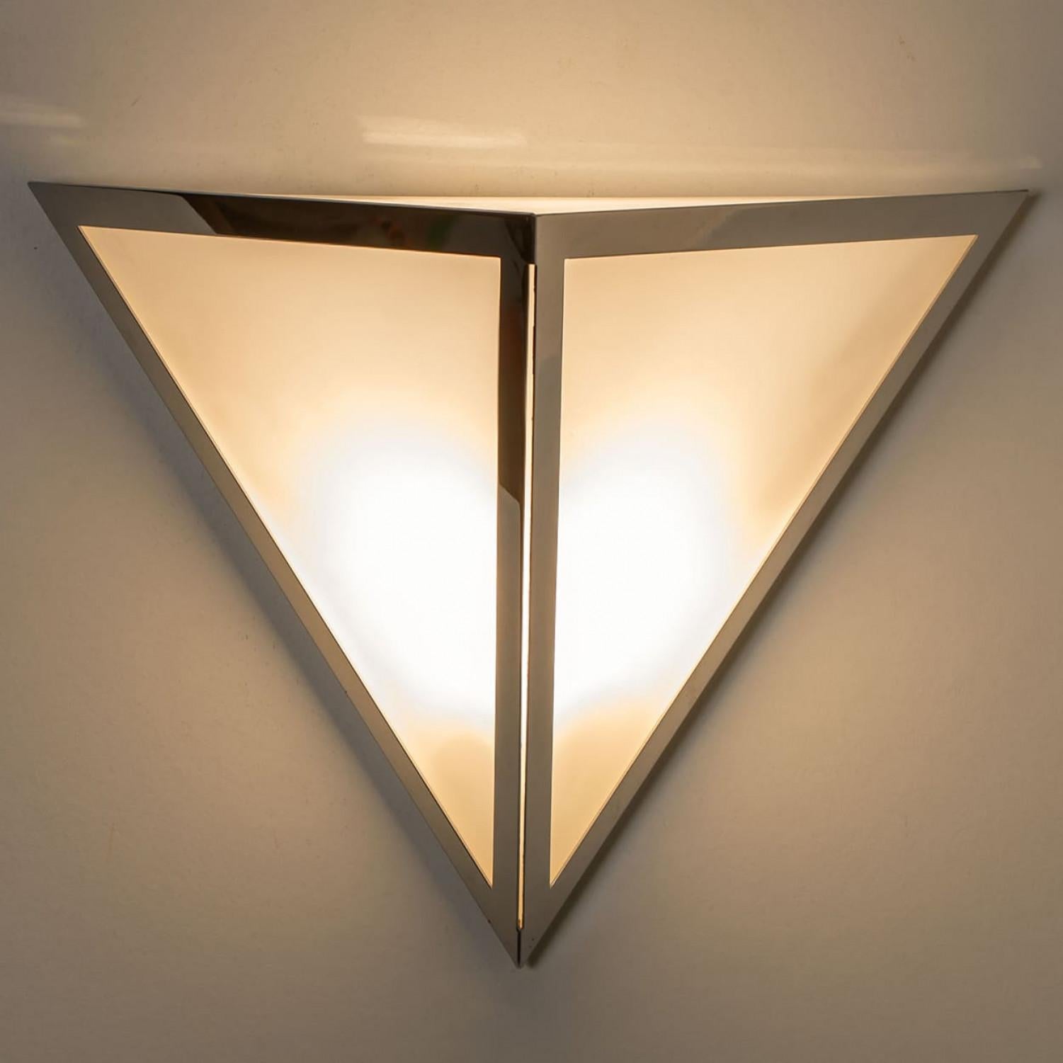 Fin du 20e siècle 1 des 8 Appliques Triangle en verre blanc chromé de Glashütte Limburg, 1970 en vente