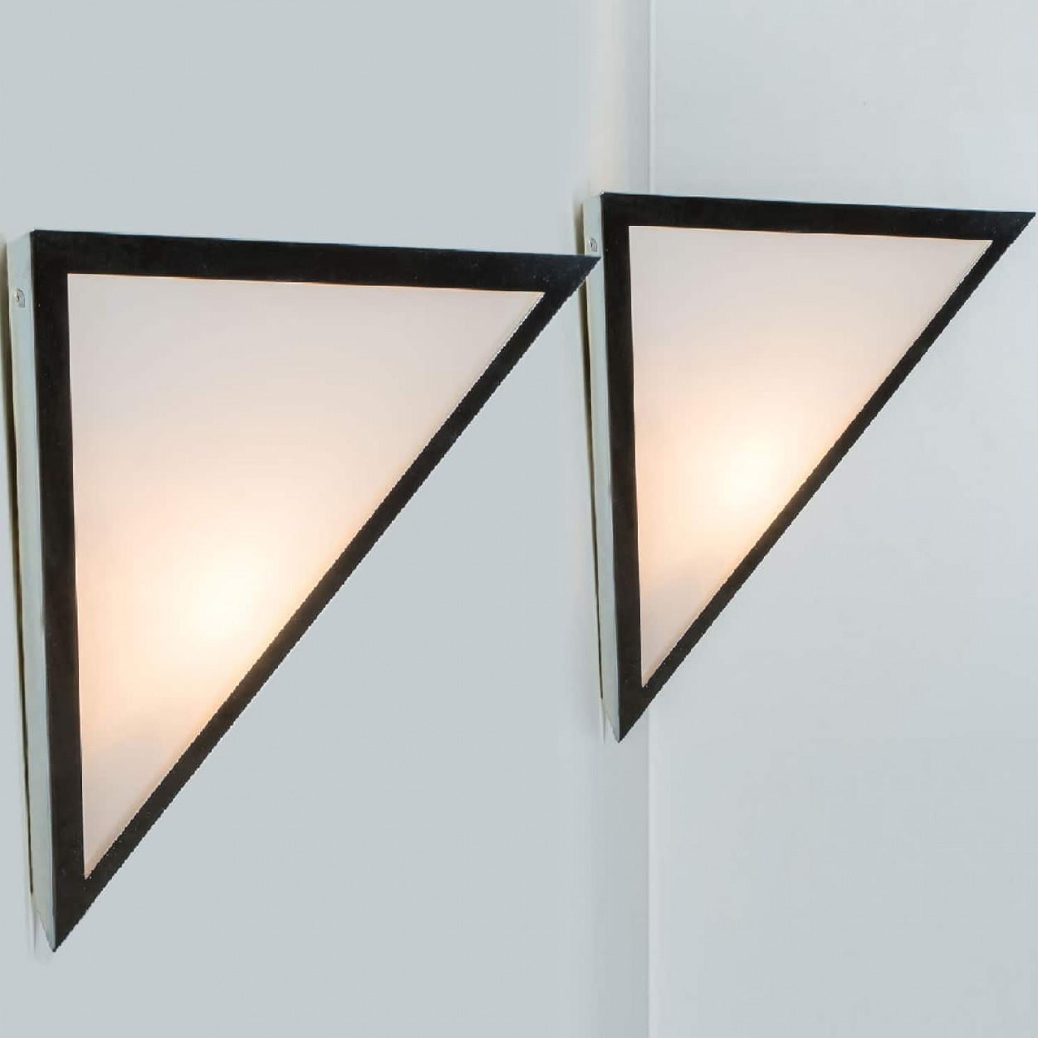 Laiton 1 des 8 Appliques Triangle en verre blanc chromé de Glashütte Limburg, 1970 en vente