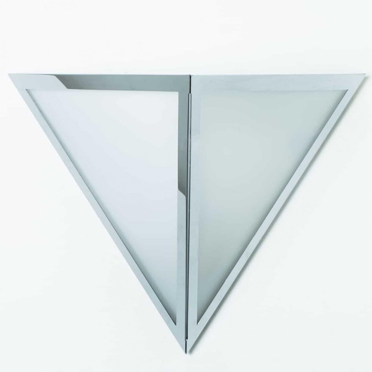 1 des 8 Appliques Triangle en verre blanc chromé de Glashütte Limburg, 1970 en vente 1