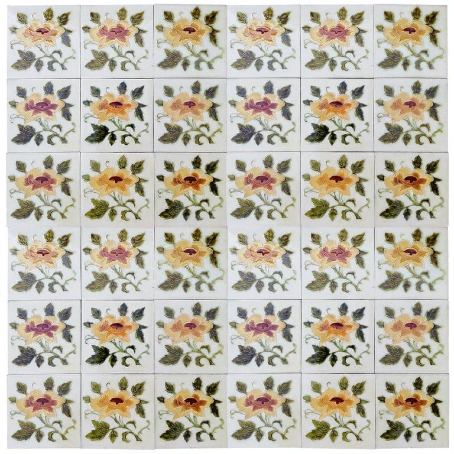 Il s'agit d'un ensemble étonnant de carreaux anciens Art Nouveau faits à la main avec une image de rose jaune en relief sur un fond jaune doux. Ces carreaux seraient charmants exposés sur des chevalets, encadrés ou incorporés dans une conception de