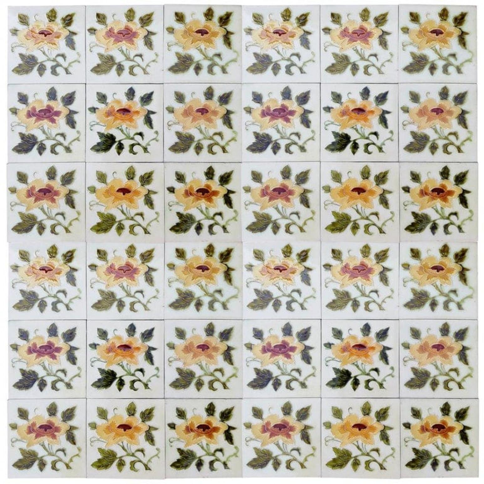 Belge 1 des 80 authentiques carreaux de faïence en relief Art Nouveau Rose, Belga, vers les années 1930 en vente