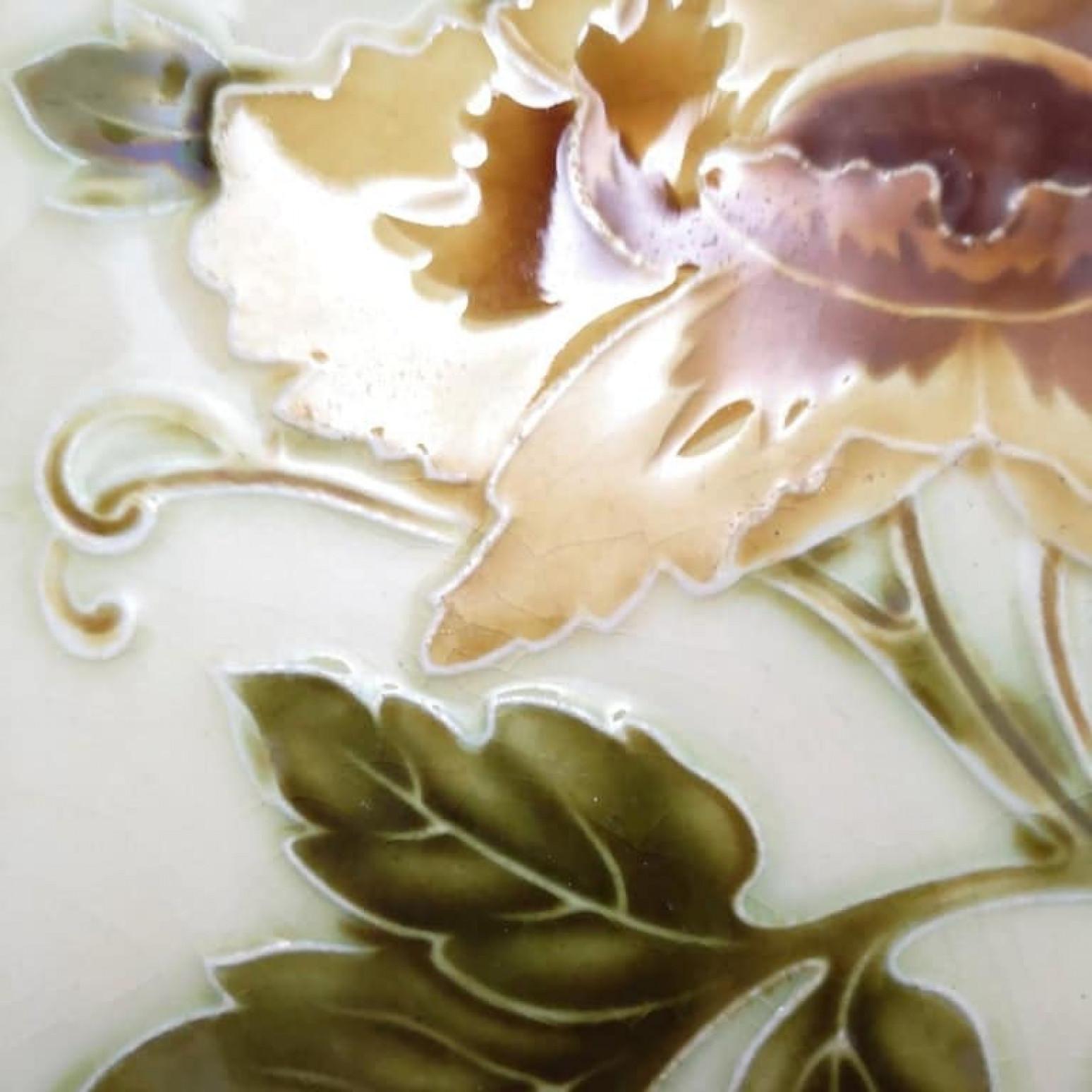 Milieu du XXe siècle 1 des 80 authentiques carreaux de faïence en relief Art Nouveau Rose, Belga, vers les années 1930 en vente