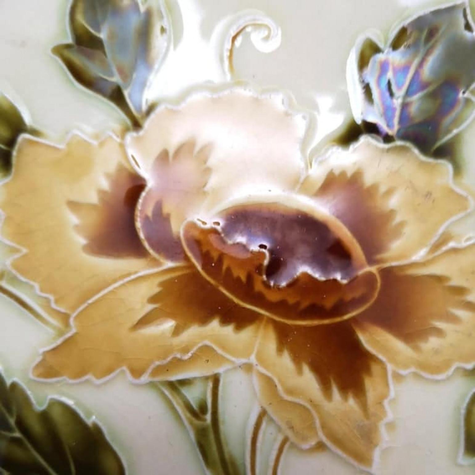 Céramique 1 des 80 authentiques carreaux de faïence en relief Art Nouveau Rose, Belga, vers les années 1930 en vente