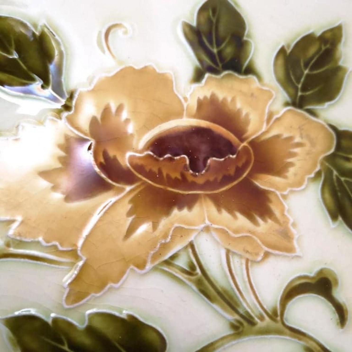 1 des 80 authentiques carreaux de faïence en relief Art Nouveau Rose, Belga, vers les années 1930 en vente 1