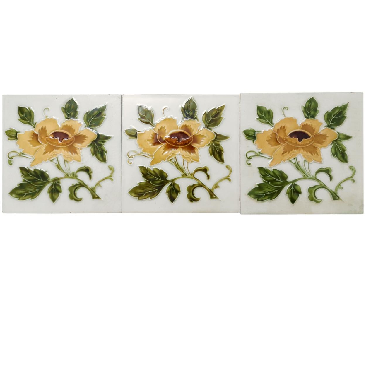 Vernissé 1 des 86 authentiques carreaux de faïence en relief Art Nouveau Rose, Belga, vers les années 1930 en vente