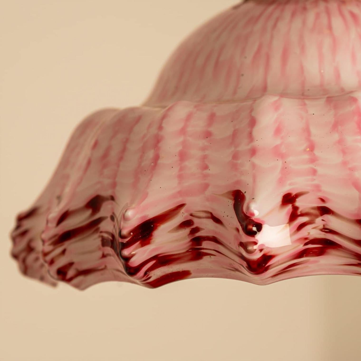 1 dei 3 ciondoli in vetro soffiato a mano di Murano Art Deco increspato rosso bianco rosa in vendita 1
