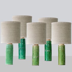 1 delle diverse lampade in ceramica verde, paralume beige personalizzato di R. Houben
