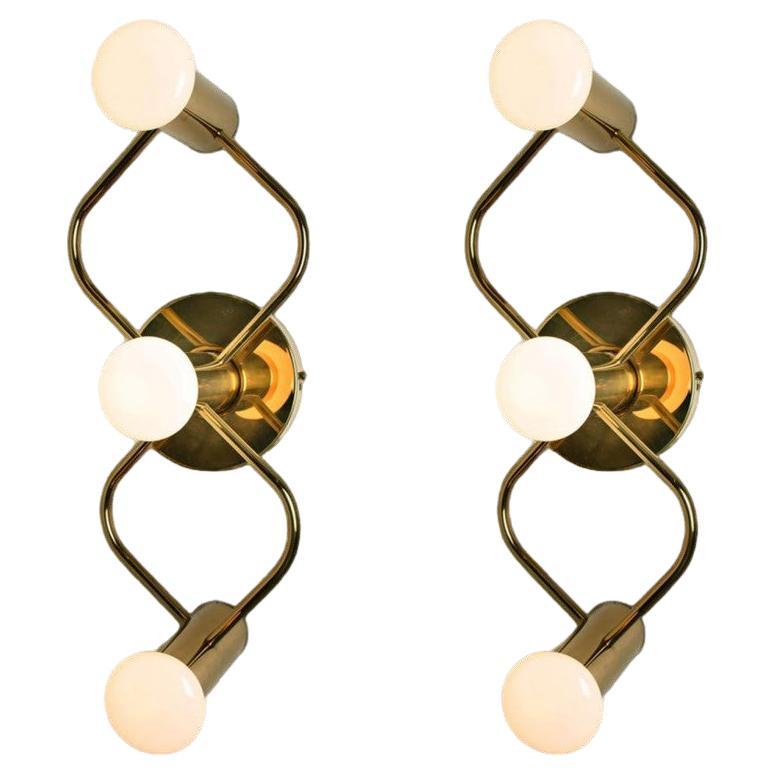 1 des 3 paires d'appliques sculpturales en laiton, encastrées par Leola, années 1970