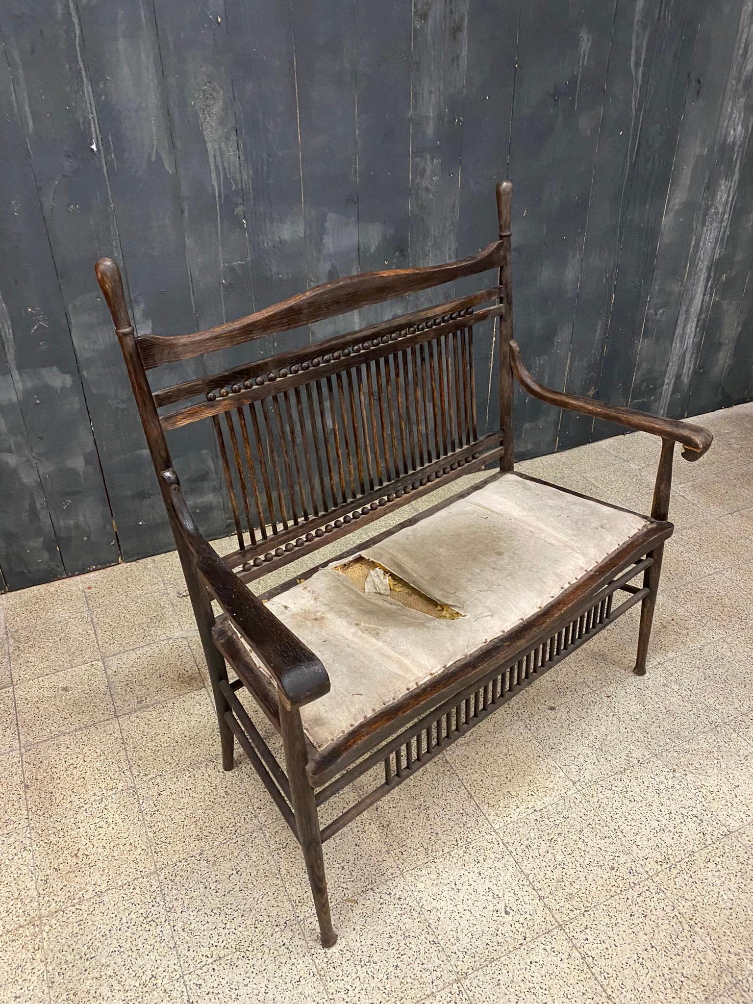 1 banc original de la période 1900 en chêne 
Ce banc est très bien fait, très léger et néanmoins très solide, car bien que non restauré il n'y a pas de manque ou de barreaux cassés.

