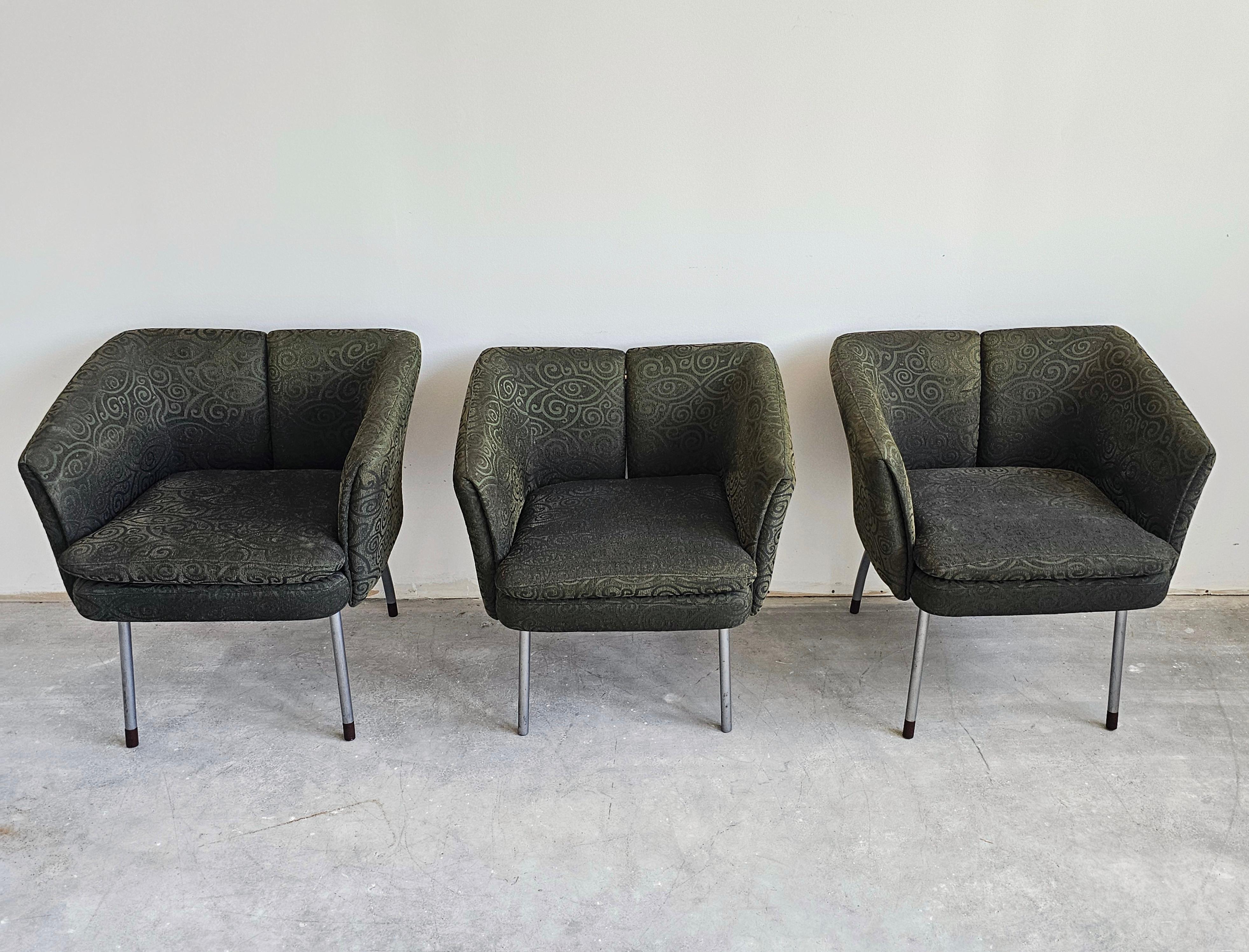 Dans cette liste, vous trouverez des documents exceptionnellement rares  Chaises d'appoint, modèle Hawaii, conçues par Toshiyuki Kita pour Saporiti Italia. Les chaises sont dotées d'un magnifique tissu au riche motif vert olive foncé, et de pieds en