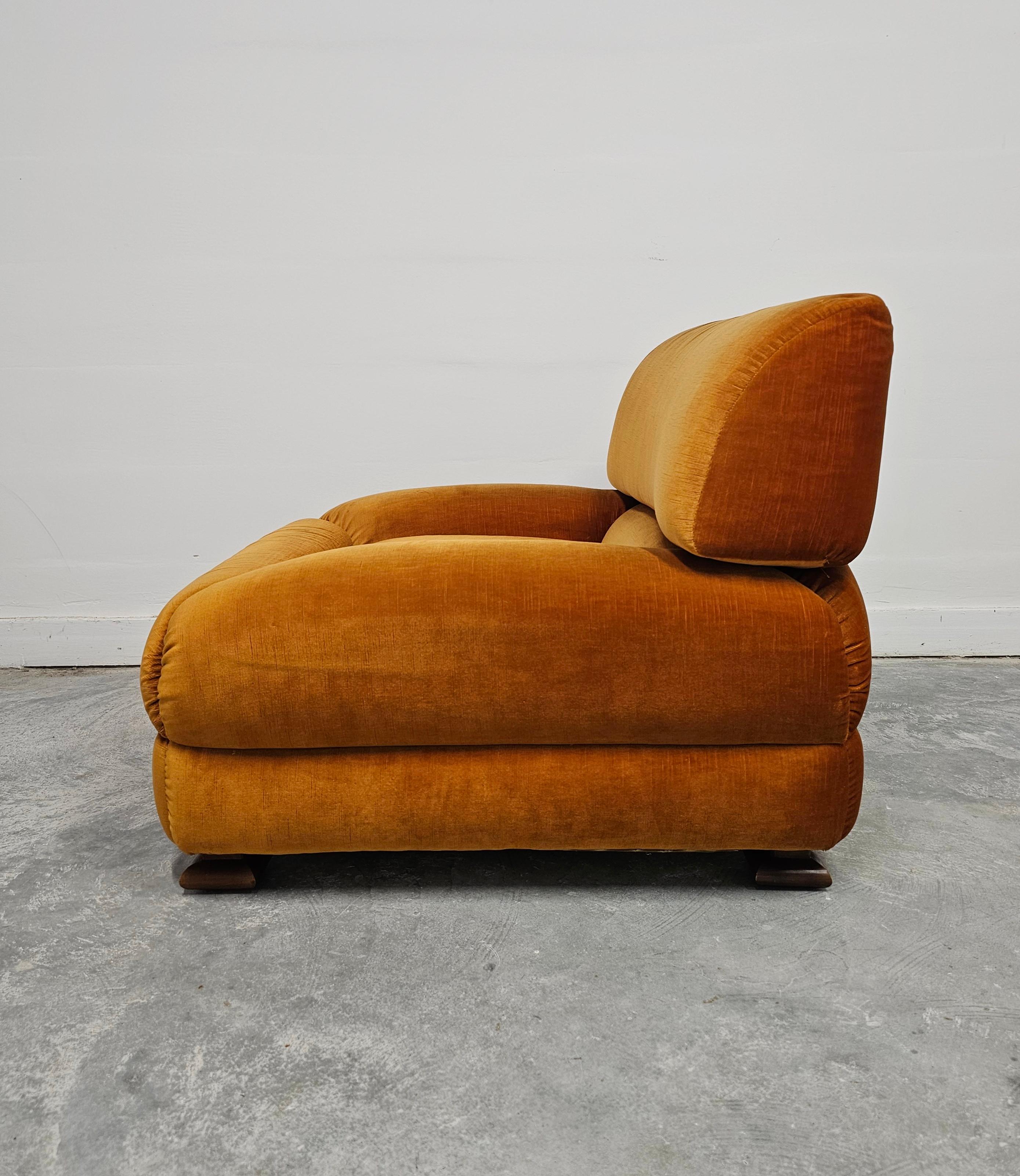 1 di 5 Poltrone del Mid Century Modern attr to Zev & Zev in velluto arancione bruciato in vendita 3