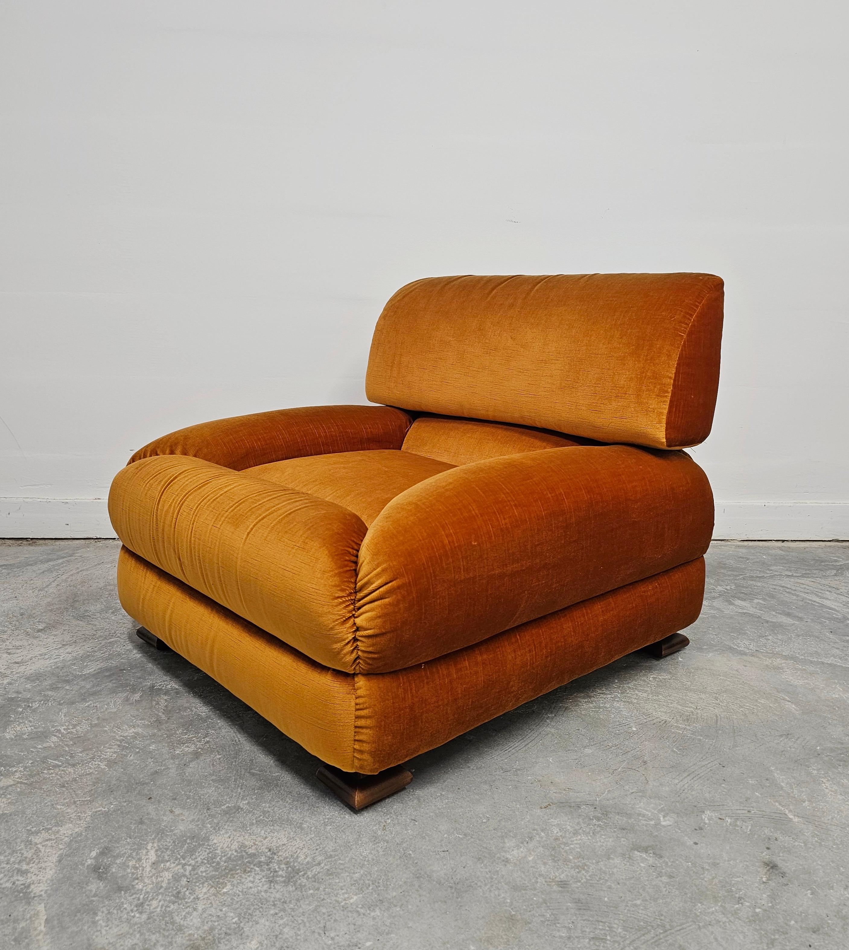 1 di 5 Poltrone del Mid Century Modern attr to Zev & Zev in velluto arancione bruciato in vendita 4