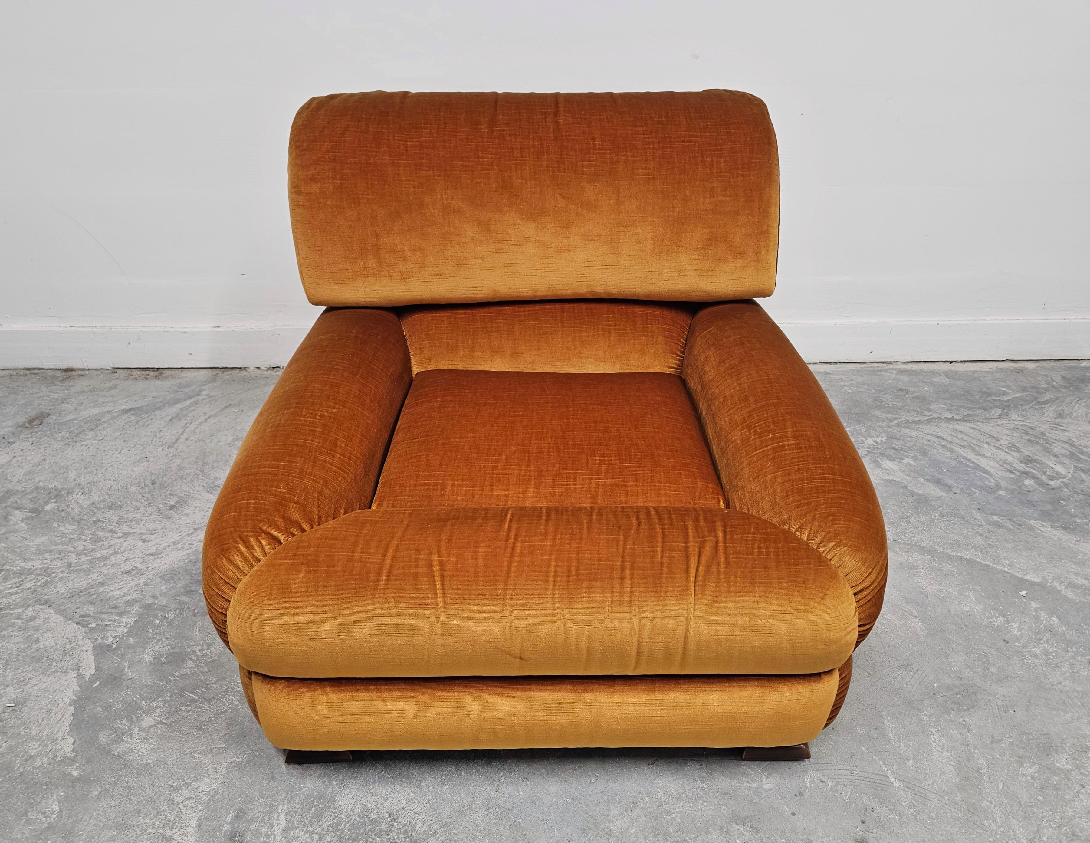 1 di 5 Poltrone del Mid Century Modern attr to Zev & Zev in velluto arancione bruciato in vendita 5