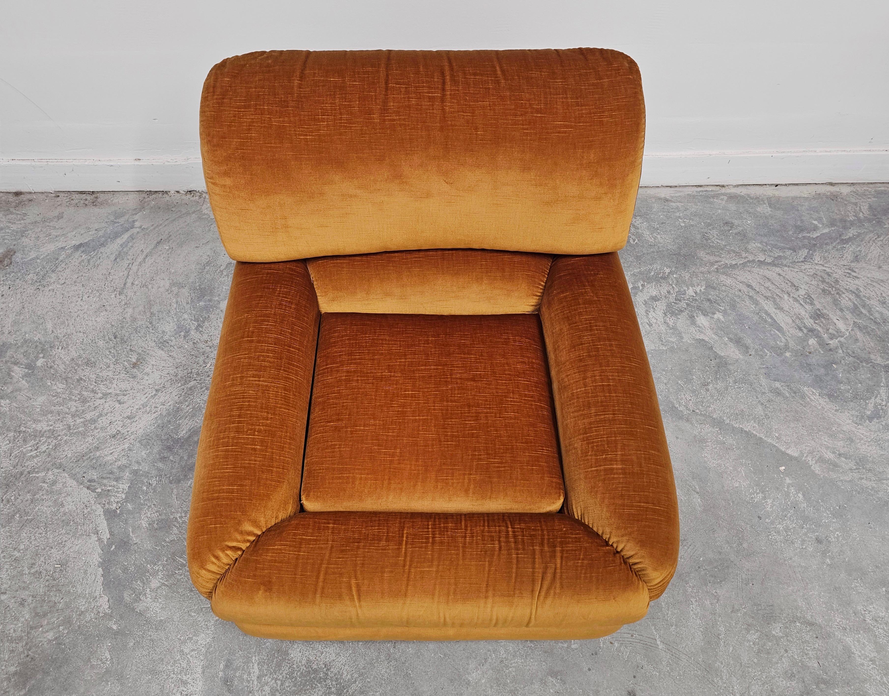 1 di 5 Poltrone del Mid Century Modern attr to Zev & Zev in velluto arancione bruciato in vendita 6
