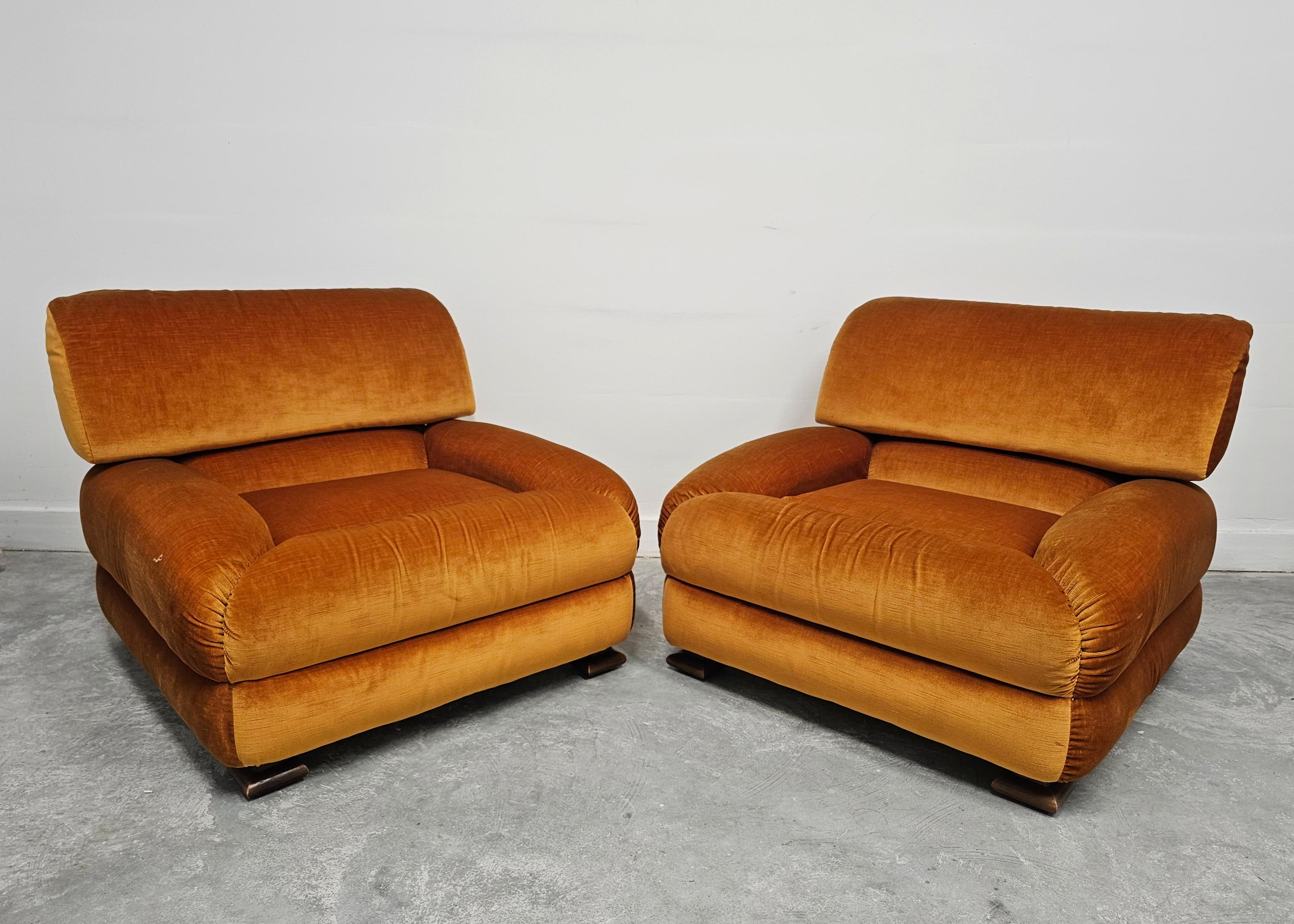In questa inserzione troverai splendide poltrone moderne del Mid Century in velluto arancione bruciato. Sono caratterizzati da un design bellissimo e molto confortevole, che donerà calore e comodità al tuo spazio. Creato da Zev/One. Realizzato in