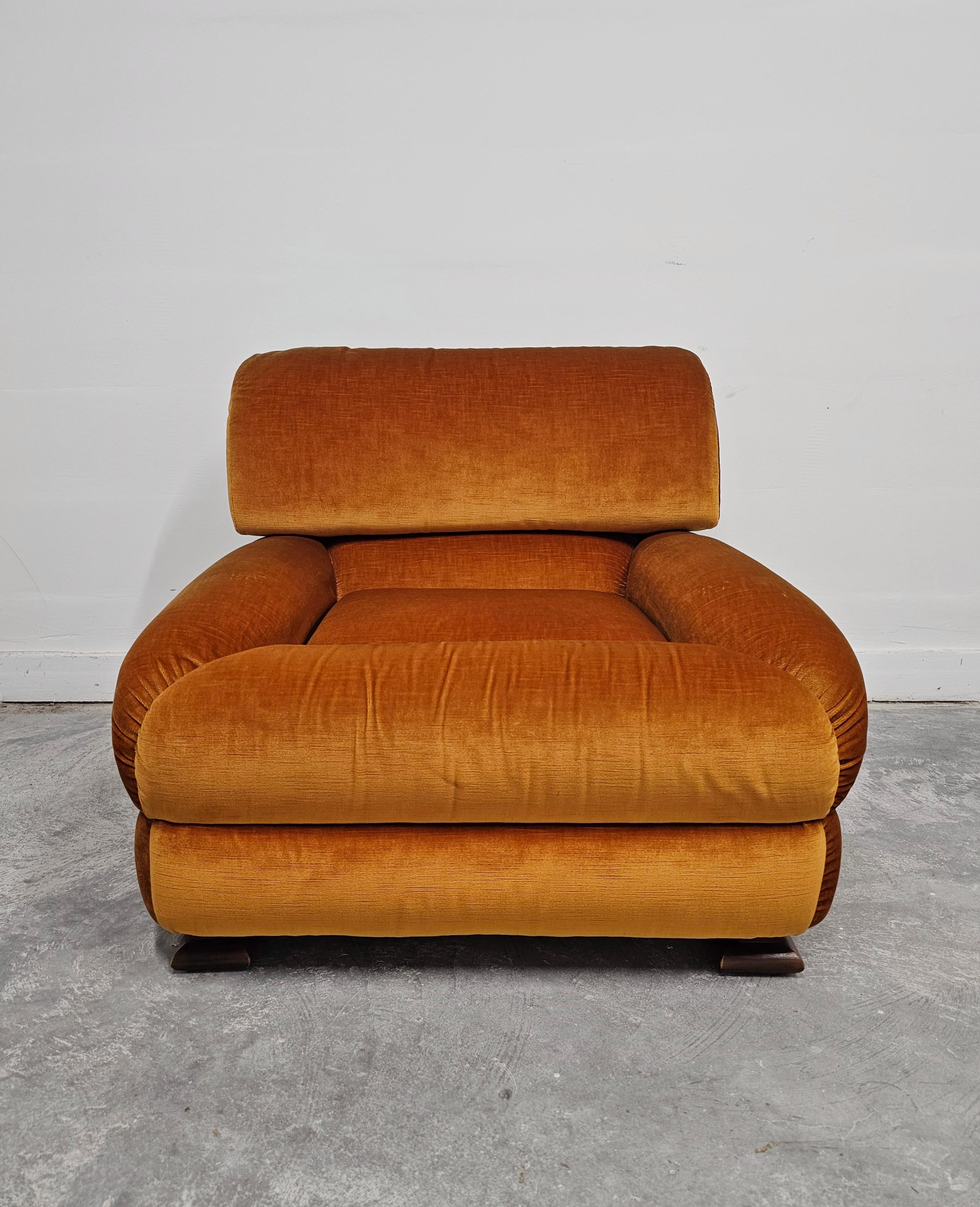 Mid-Century moderno 1 di 5 Poltrone del Mid Century Modern attr to Zev & Zev in velluto arancione bruciato in vendita