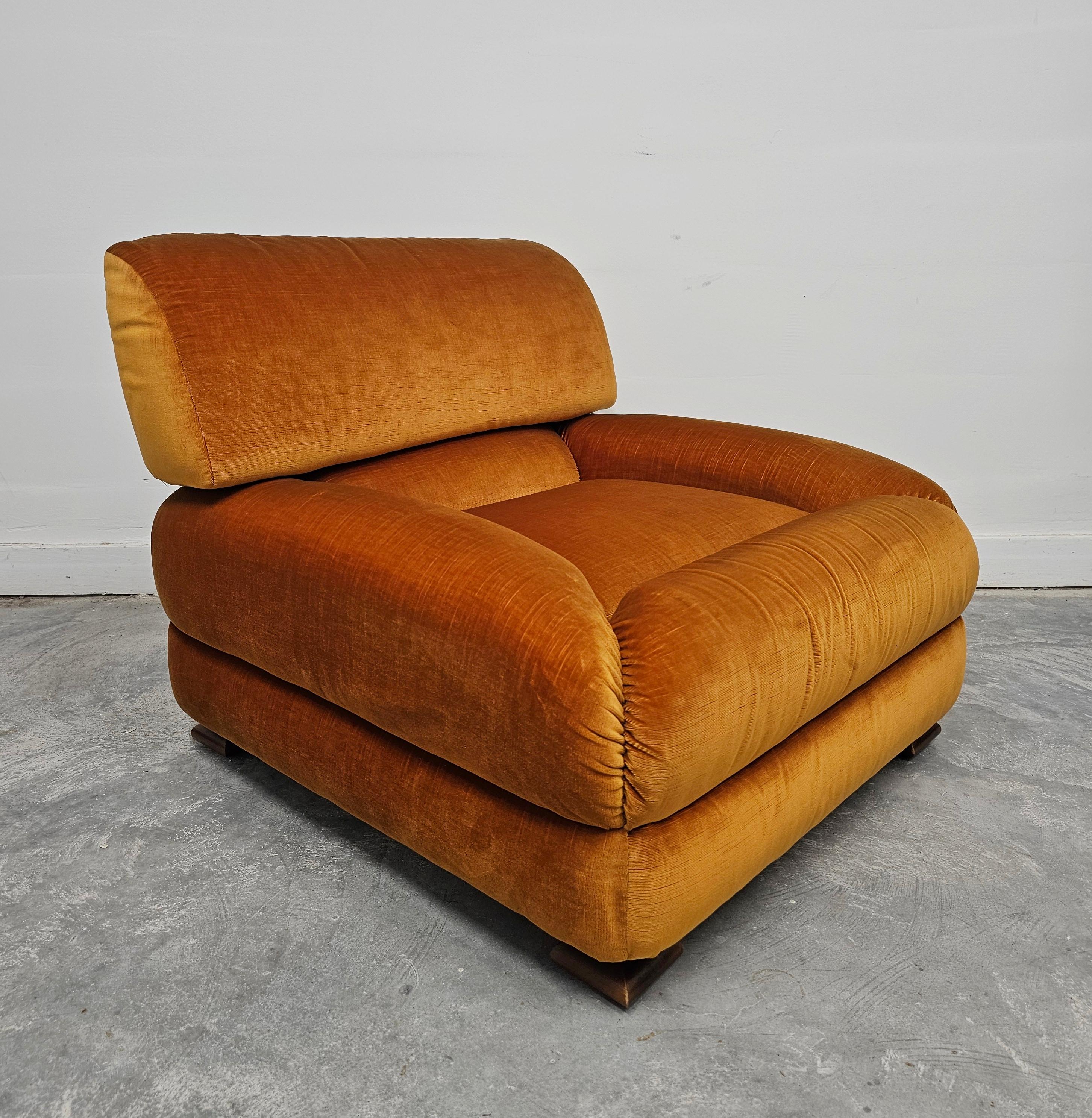 Italiano 1 di 5 Poltrone del Mid Century Modern attr to Zev & Zev in velluto arancione bruciato in vendita