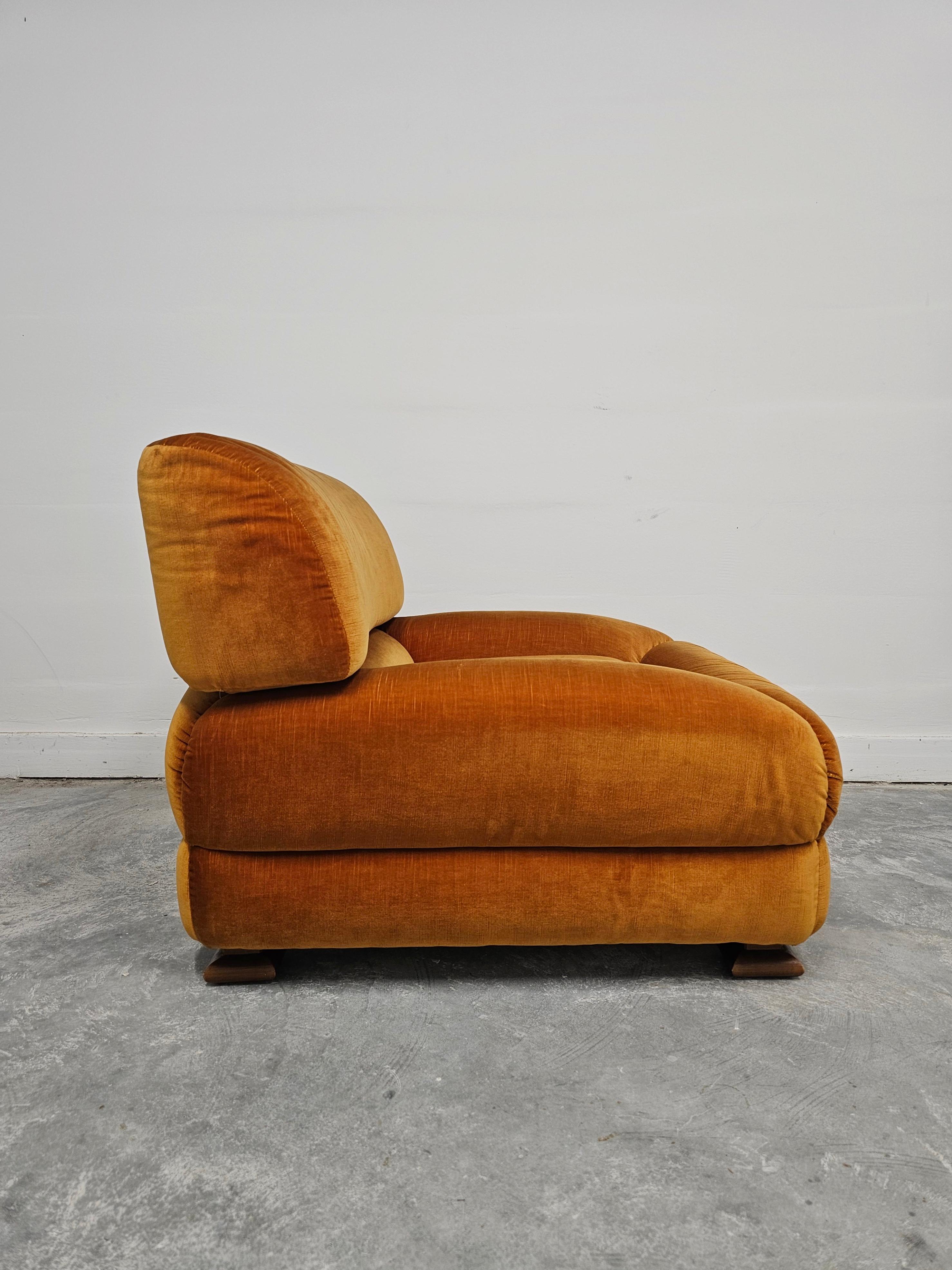1 di 5 Poltrone del Mid Century Modern attr to Zev & Zev in velluto arancione bruciato In condizioni buone in vendita a Beograd, RS