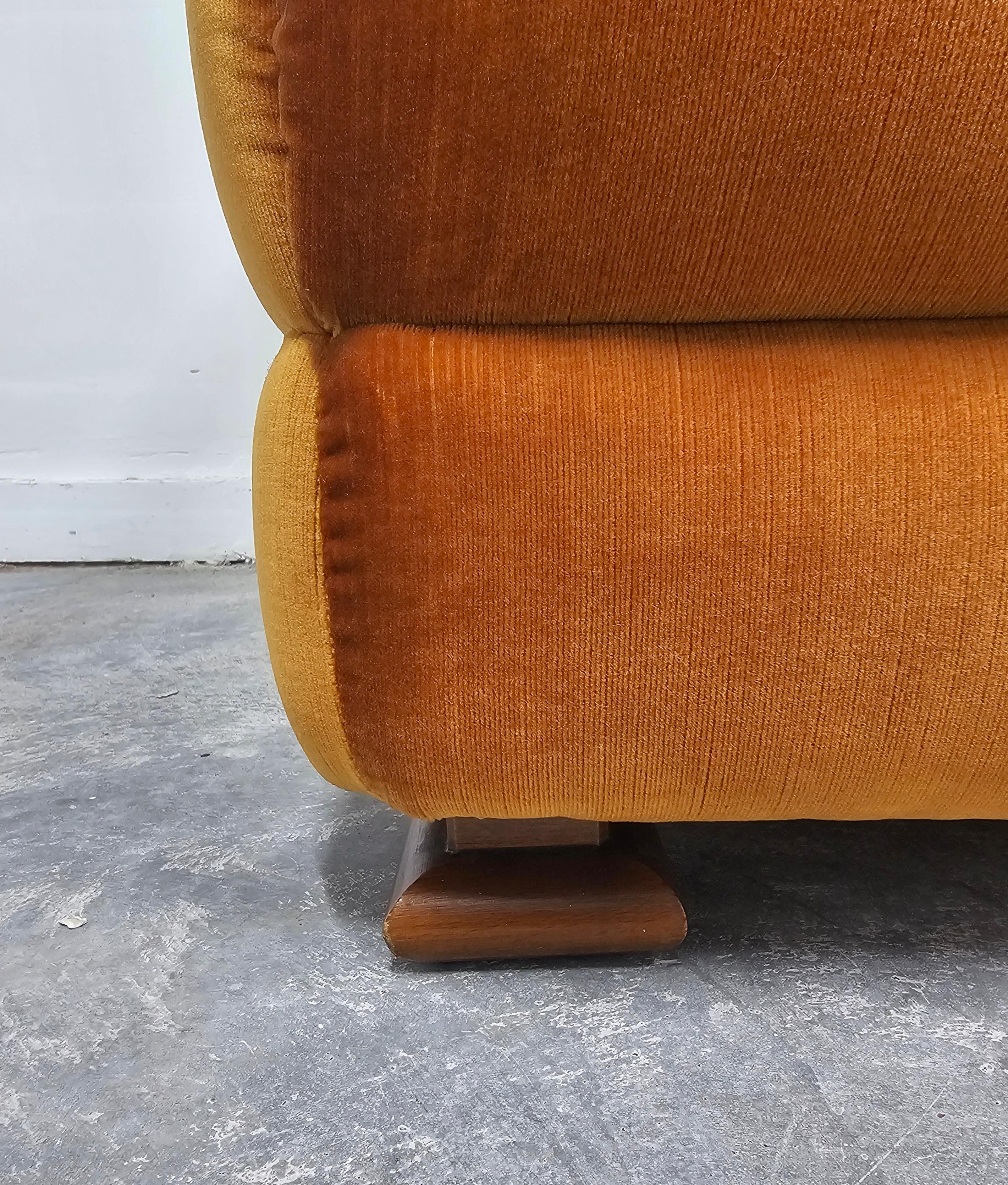 Metà XX secolo 1 di 5 Poltrone del Mid Century Modern attr to Zev & Zev in velluto arancione bruciato in vendita