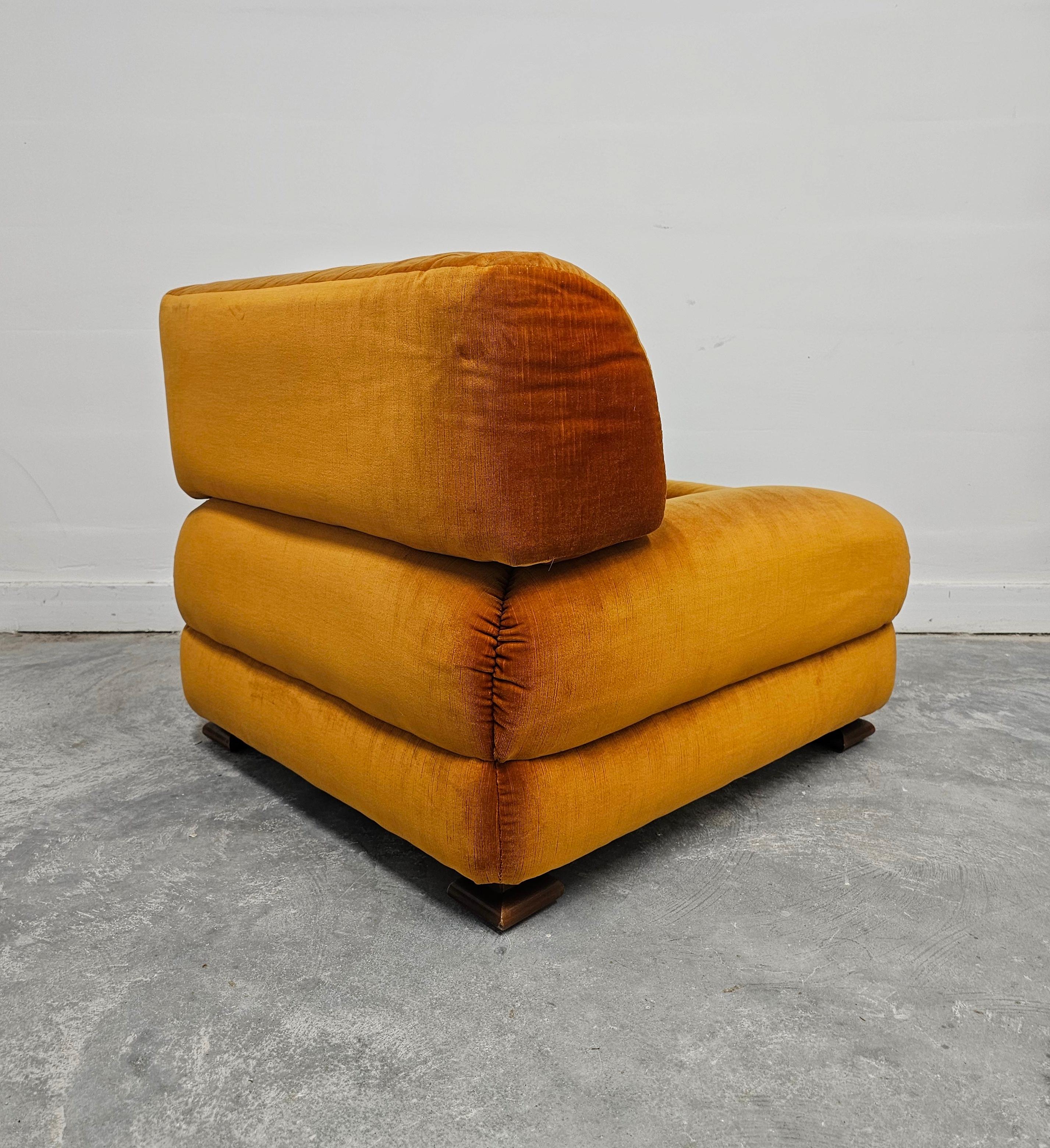 Velluto 1 di 5 Poltrone del Mid Century Modern attr to Zev & Zev in velluto arancione bruciato in vendita
