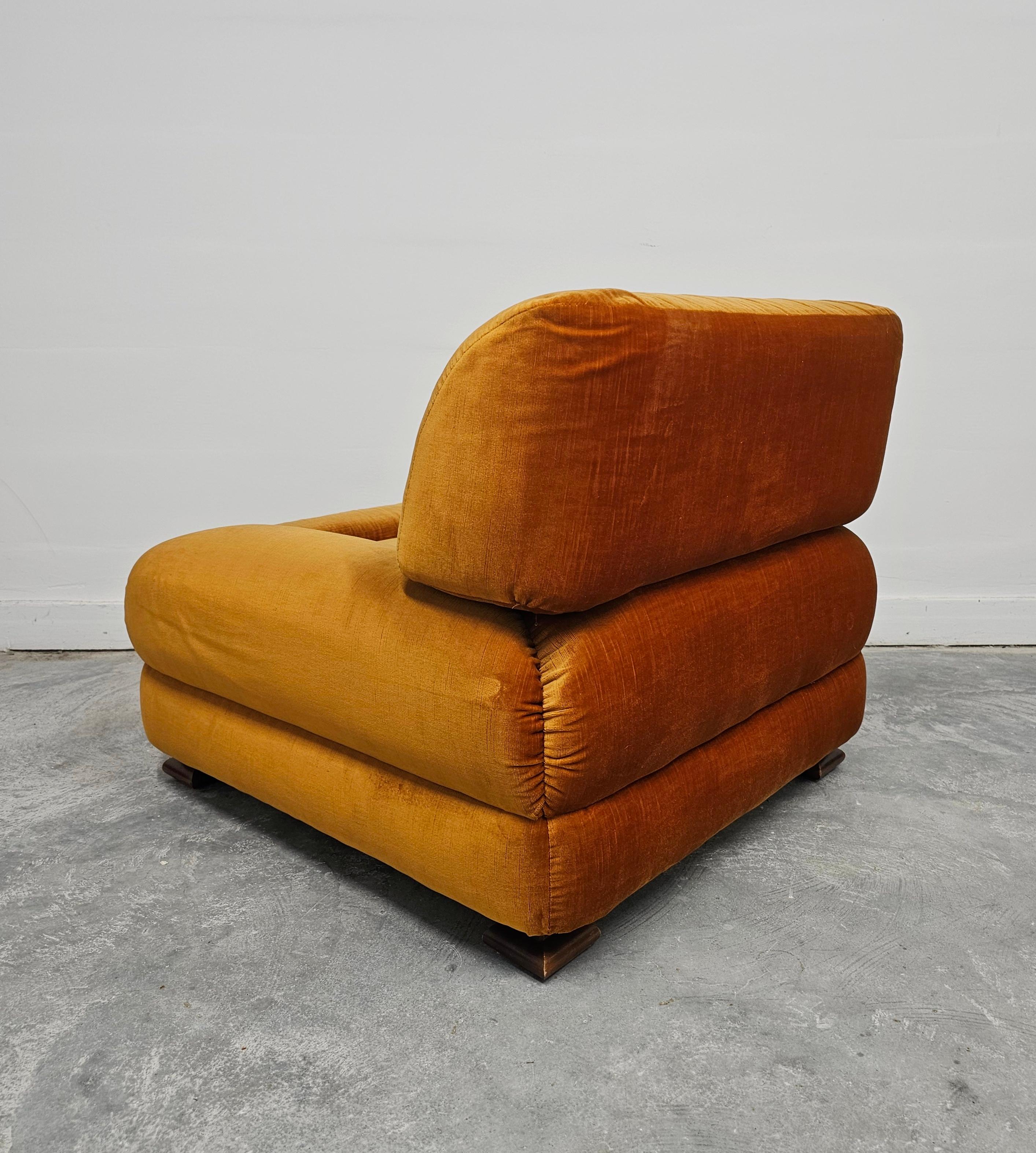 1 di 5 Poltrone del Mid Century Modern attr to Zev & Zev in velluto arancione bruciato in vendita 2