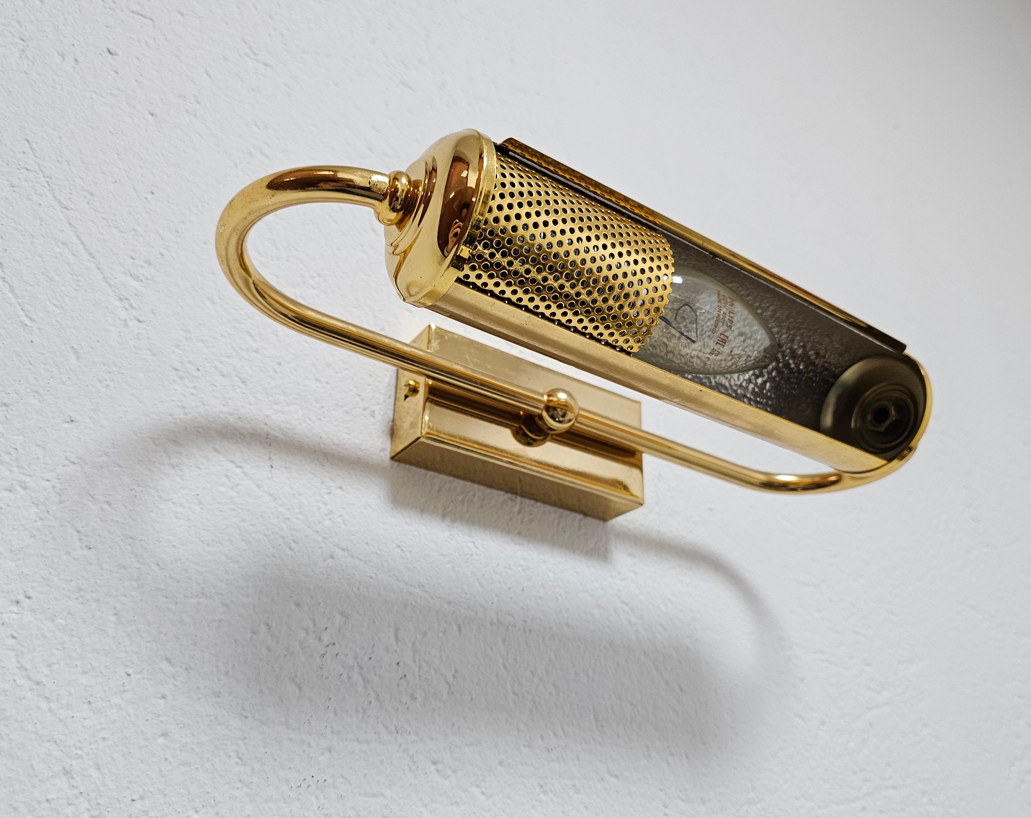 In dieser Auflistung finden Sie elegante Mid Century Modern Gold Plated Sconces oder Picture Lights. Sie bestehen aus zylindrischen Röhren, die sich um 360 Grad drehen, und einem einzigen Licht. Hergestellt in Westdeutschland in den 1970er Jahren.