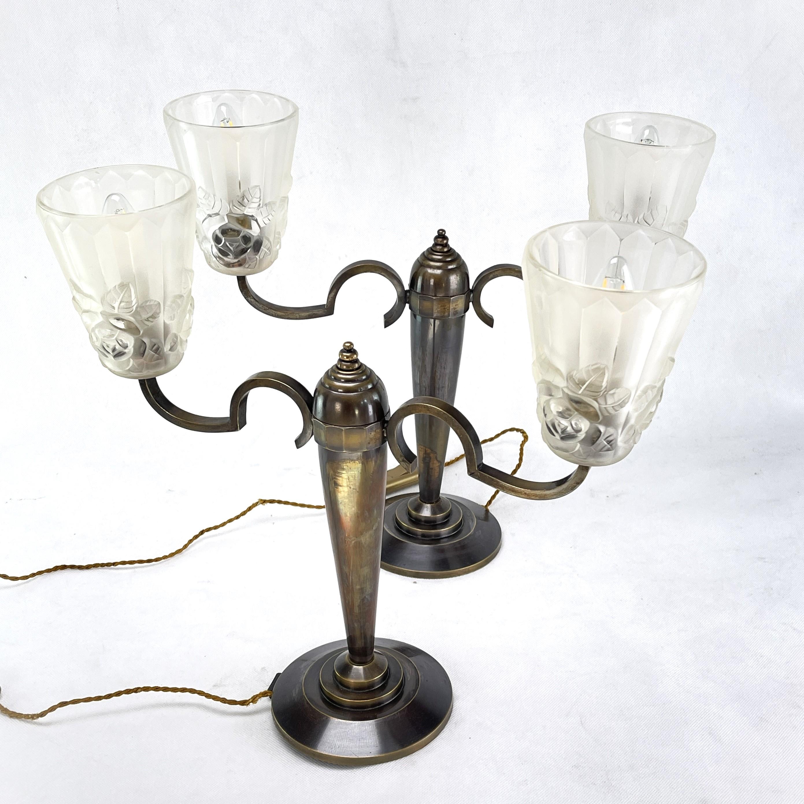 2 Art Deco table lamps with Degué glasses - 1940s

These two signed lamps are a design classic from the 1930s/40s. The imposing lamps are original and provide a pleasant light.

Each cleaned item has 2 x B22 socket and weights 2.2 kg / 4.85 lbs.