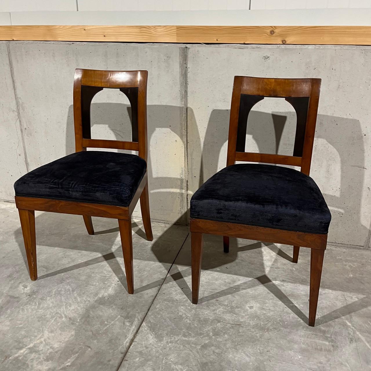 1 pair of antique chairs  Biedermeier around 1820  cherry wood  dark blue fab For Sale 4