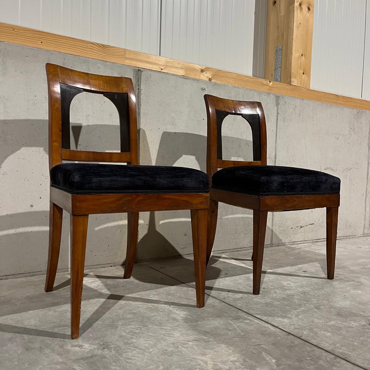 1 pair of antique chairs  Biedermeier around 1820  cherry wood  dark blue fab In Good Condition For Sale In Würzburg, DE