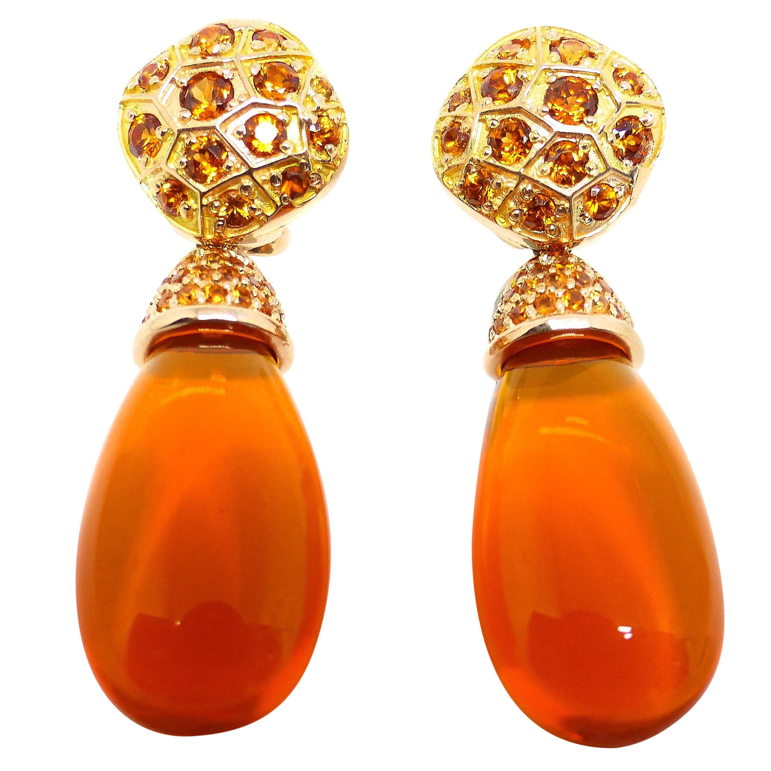 Boucles d'oreilles en or rouge avec 2 briolettes d'opale de feu et grenats mandarins.