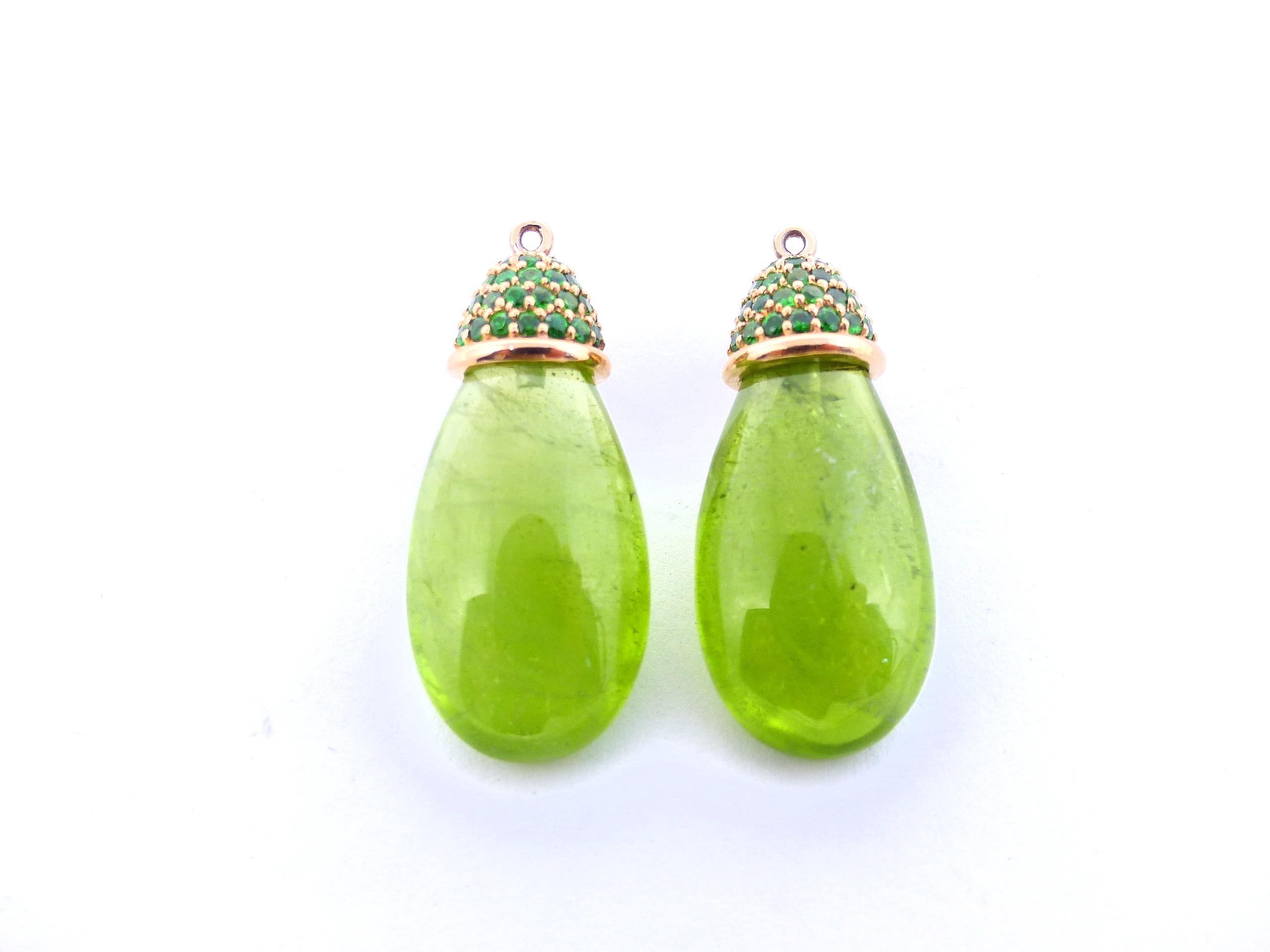 Boucles d'oreilles en or rouge avec 2 péridots brioletts et tsavorites. Pour femmes en vente